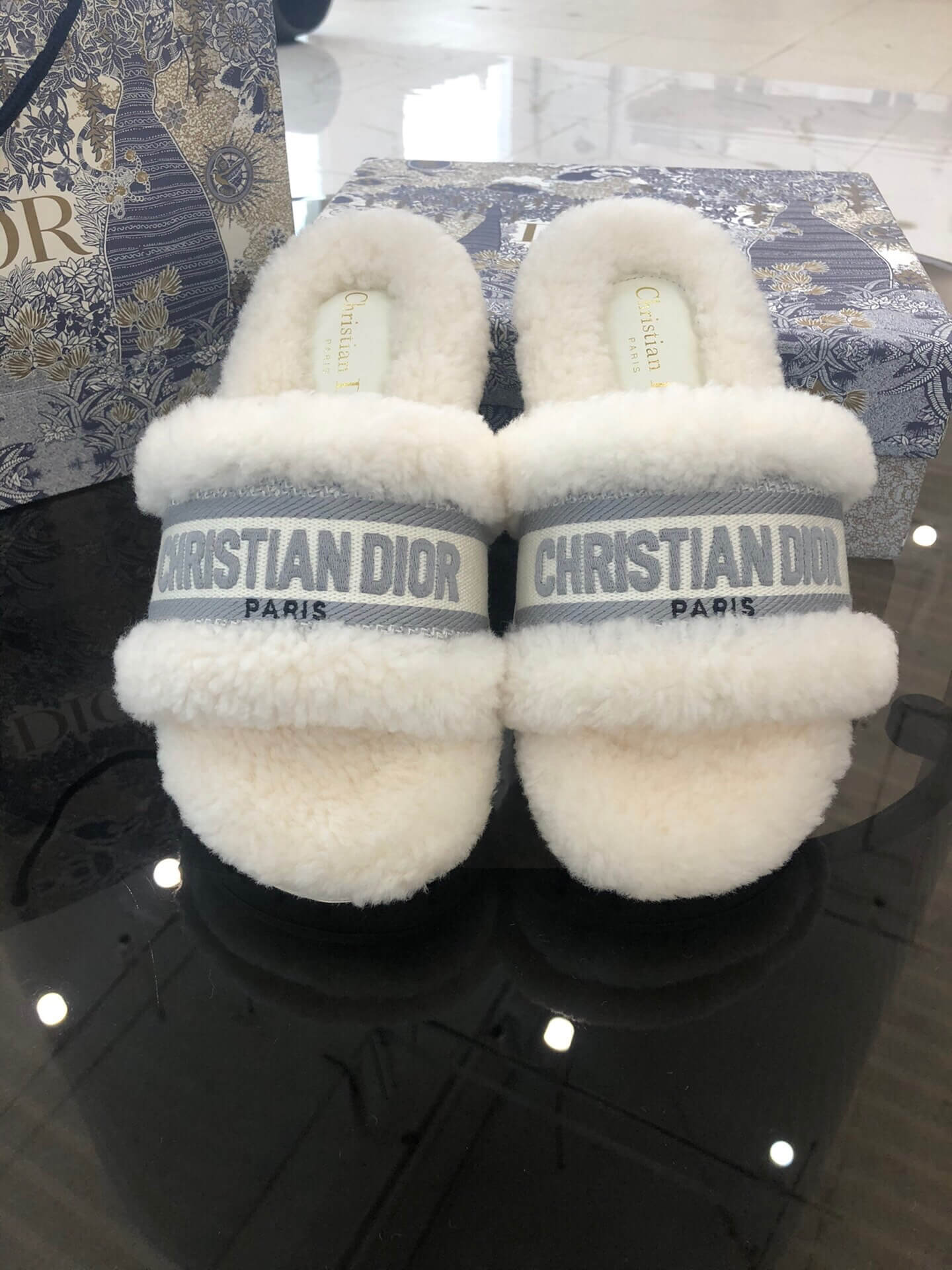 Christian Dior Dway Off-White graue Shearling-Pelz-Logo-Sandalen