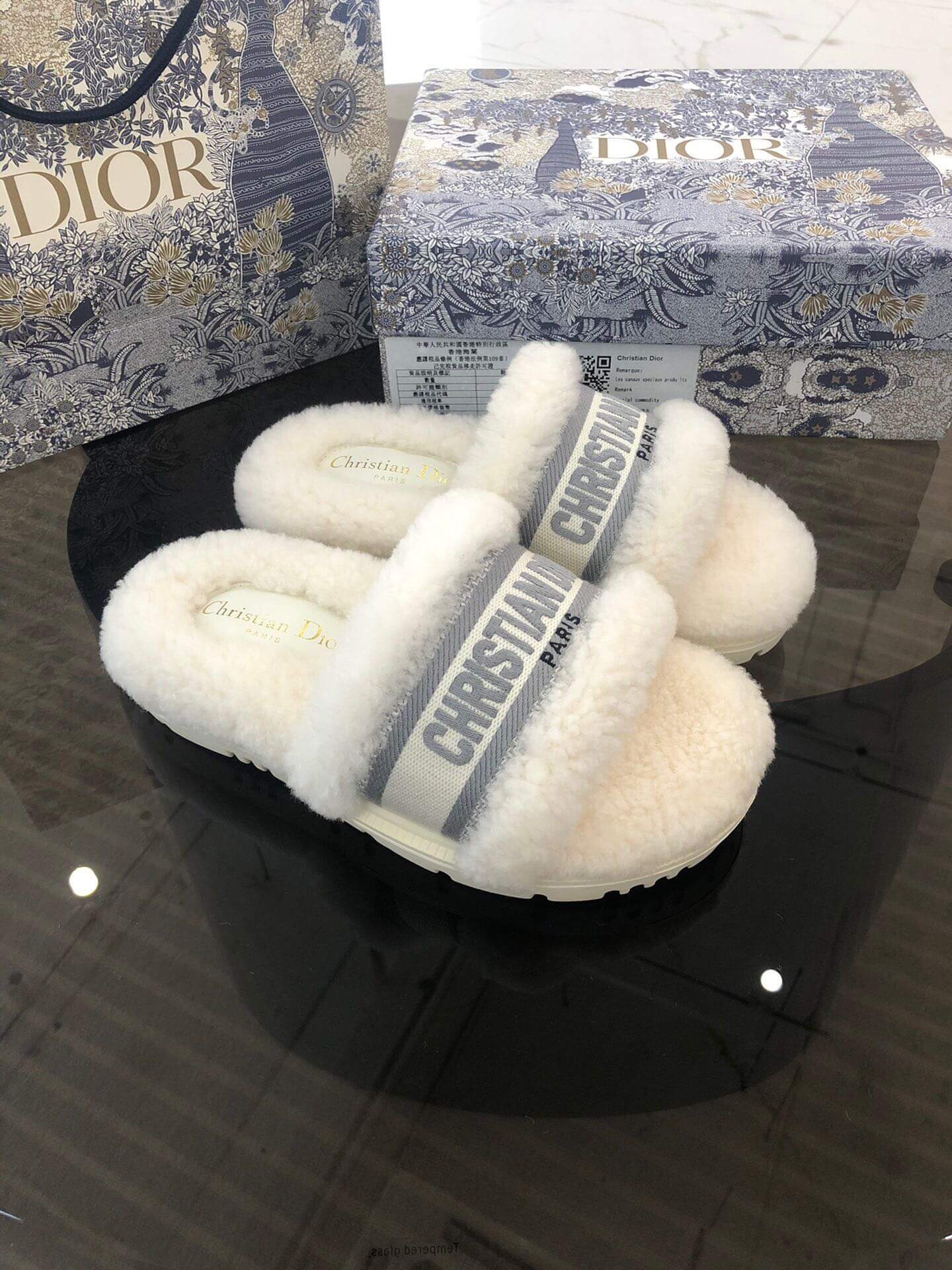 Christian Dior Dway Off-White graue Shearling-Pelz-Logo-Sandalen