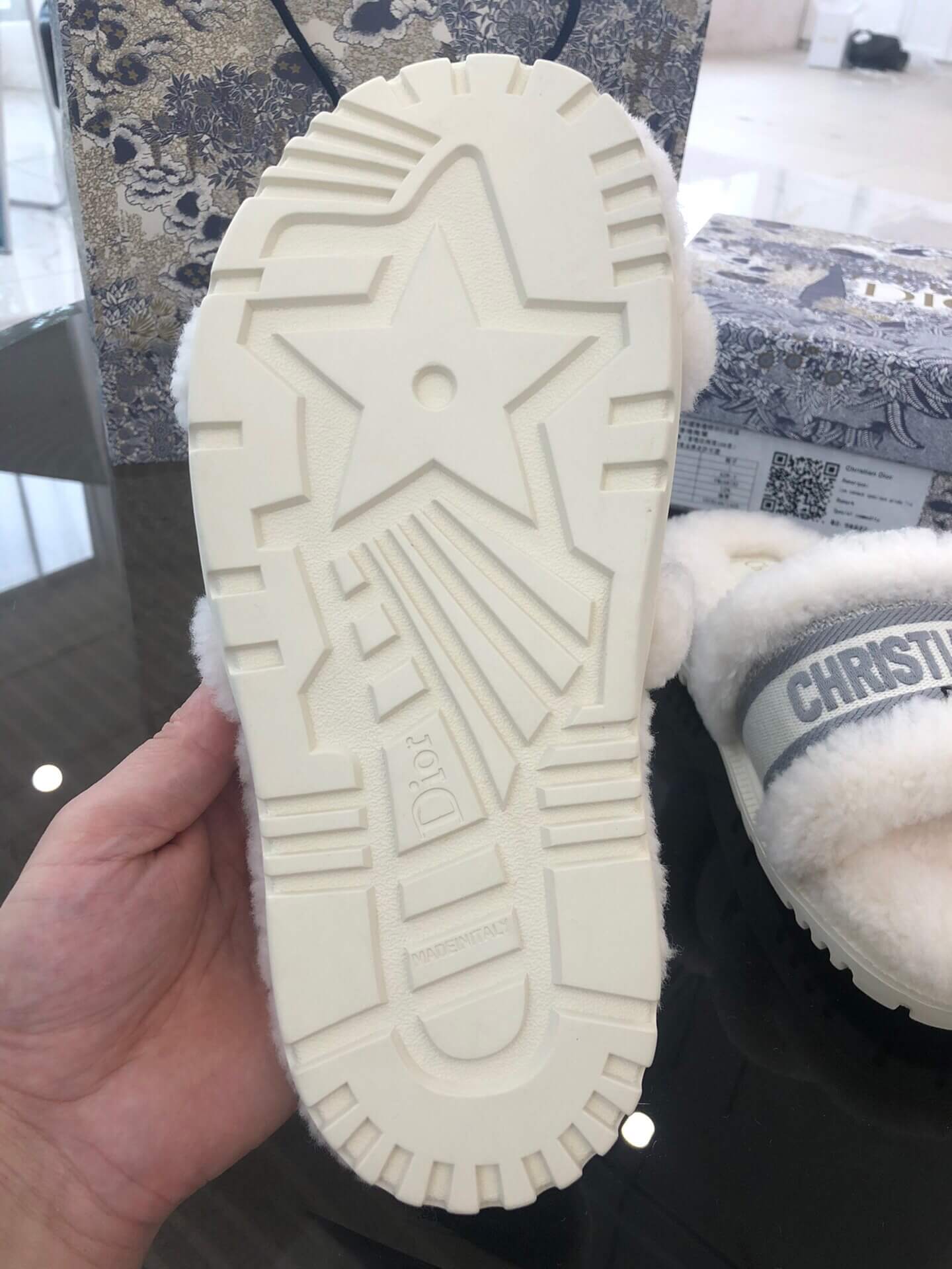 Christian Dior Dway Off-White graue Shearling-Pelz-Logo-Sandalen