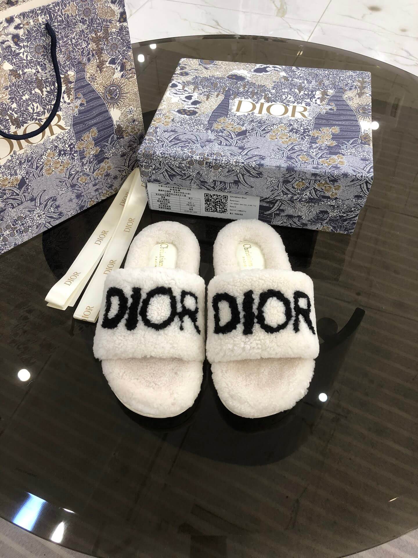 Sandale Christian Dior Dway din blană de shearling albă cu logo negru