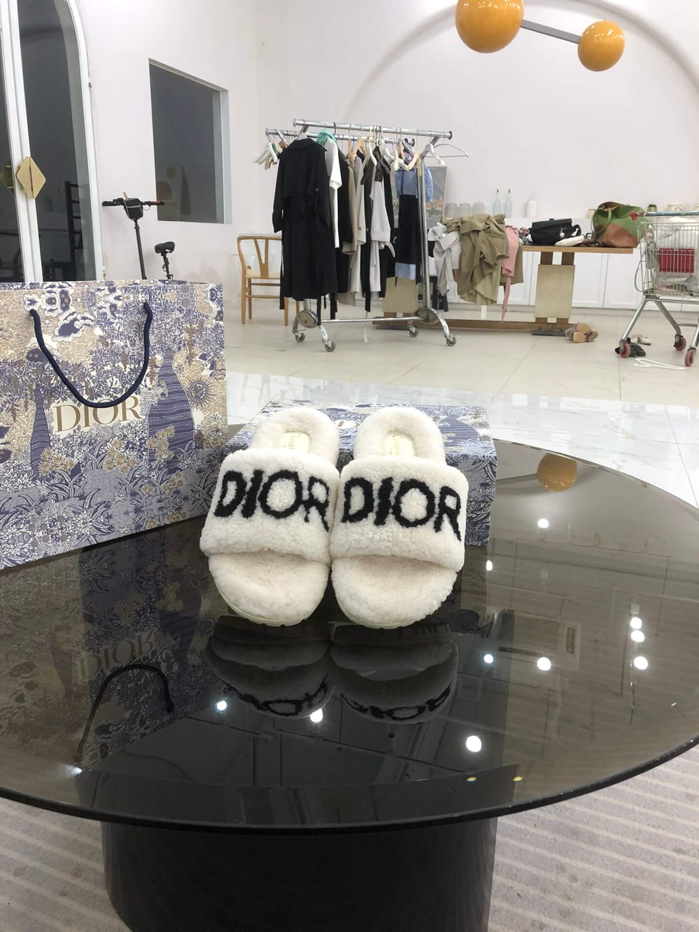 Sandale Christian Dior Dway din blană de shearling albă cu logo negru