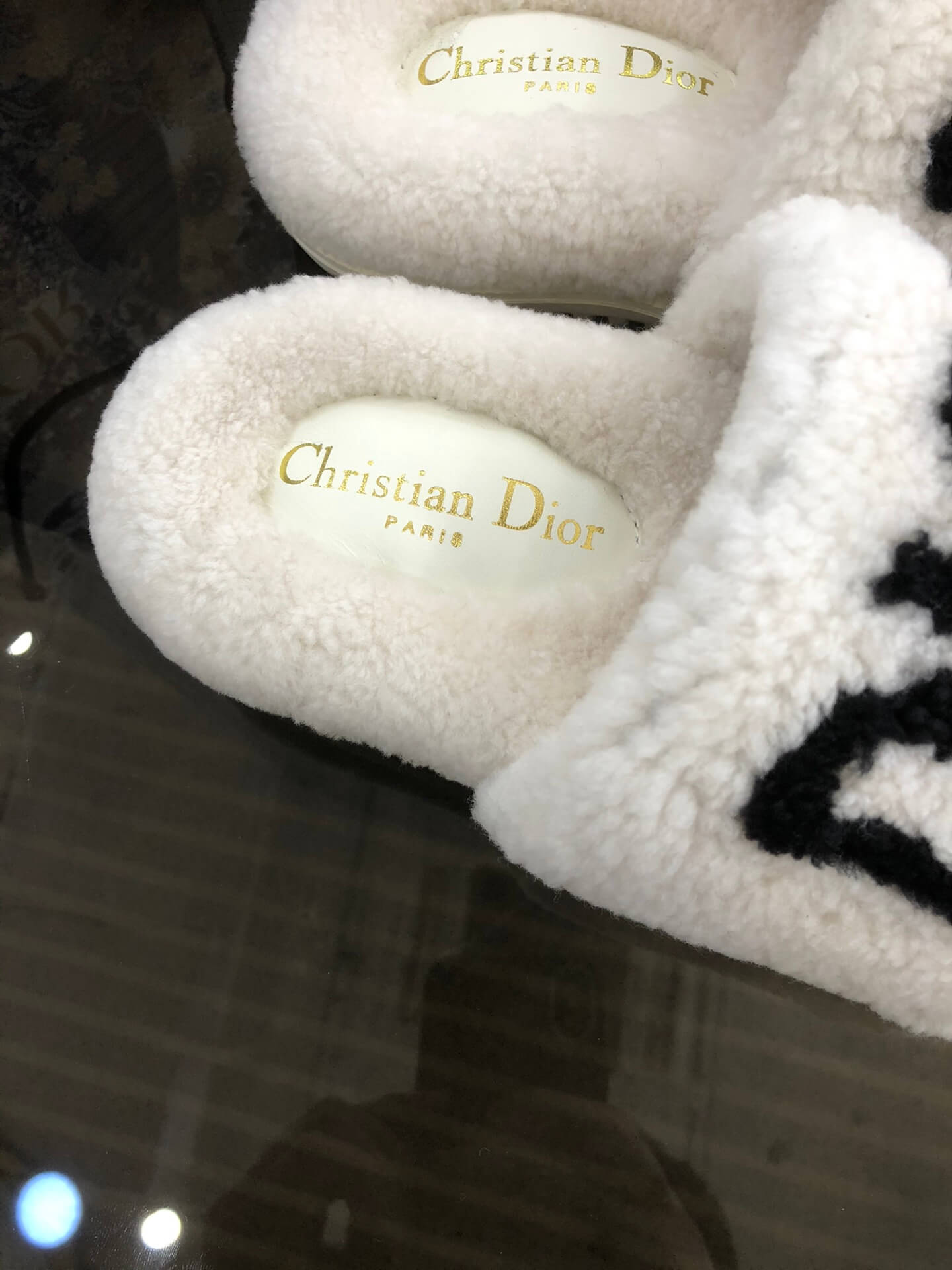 Sandale Christian Dior Dway din blană de shearling albă cu logo negru