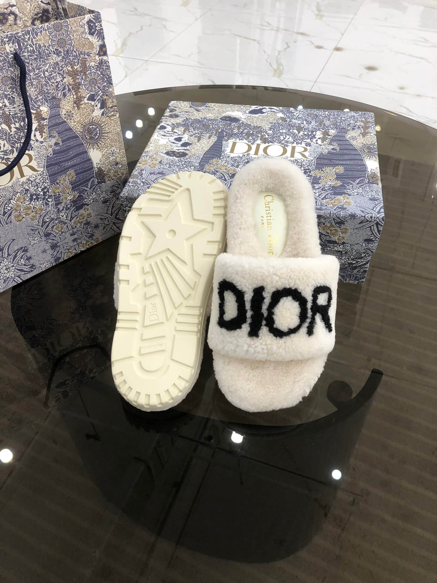 Sandale Christian Dior Dway din blană de shearling albă cu logo negru