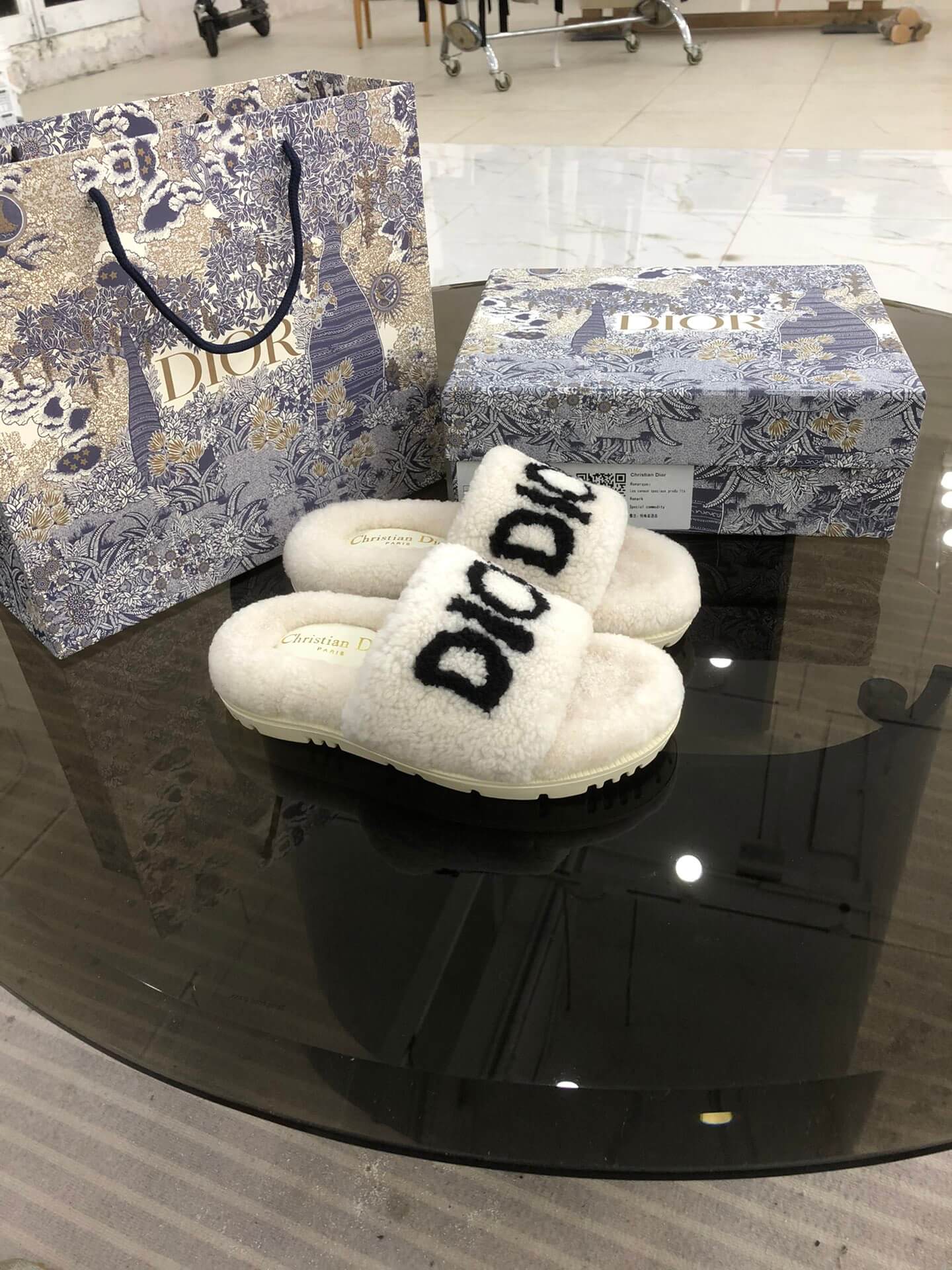 Sandale Christian Dior Dway din blană de shearling albă cu logo negru