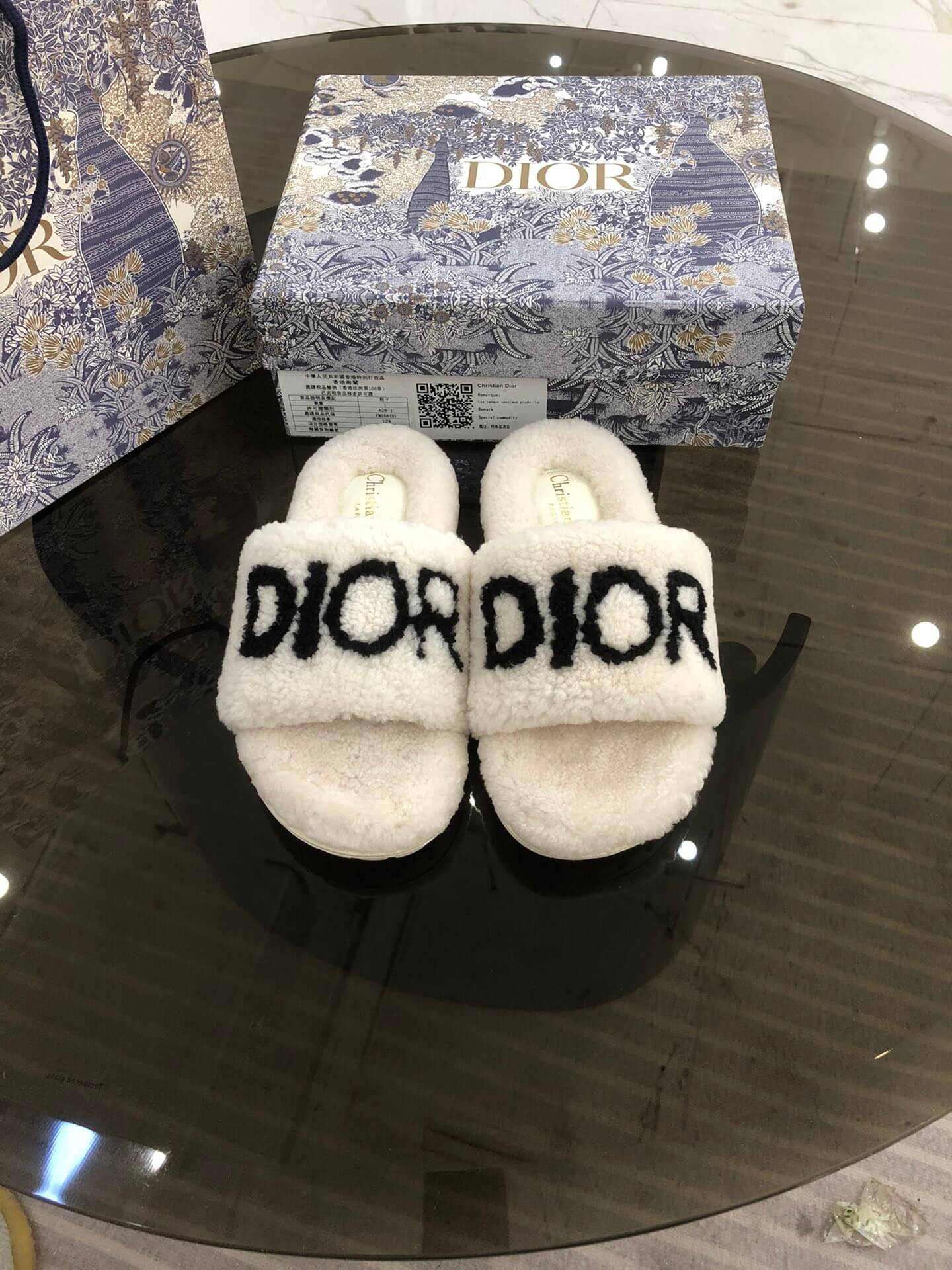 Sandale Christian Dior Dway din blană de shearling albă cu logo negru