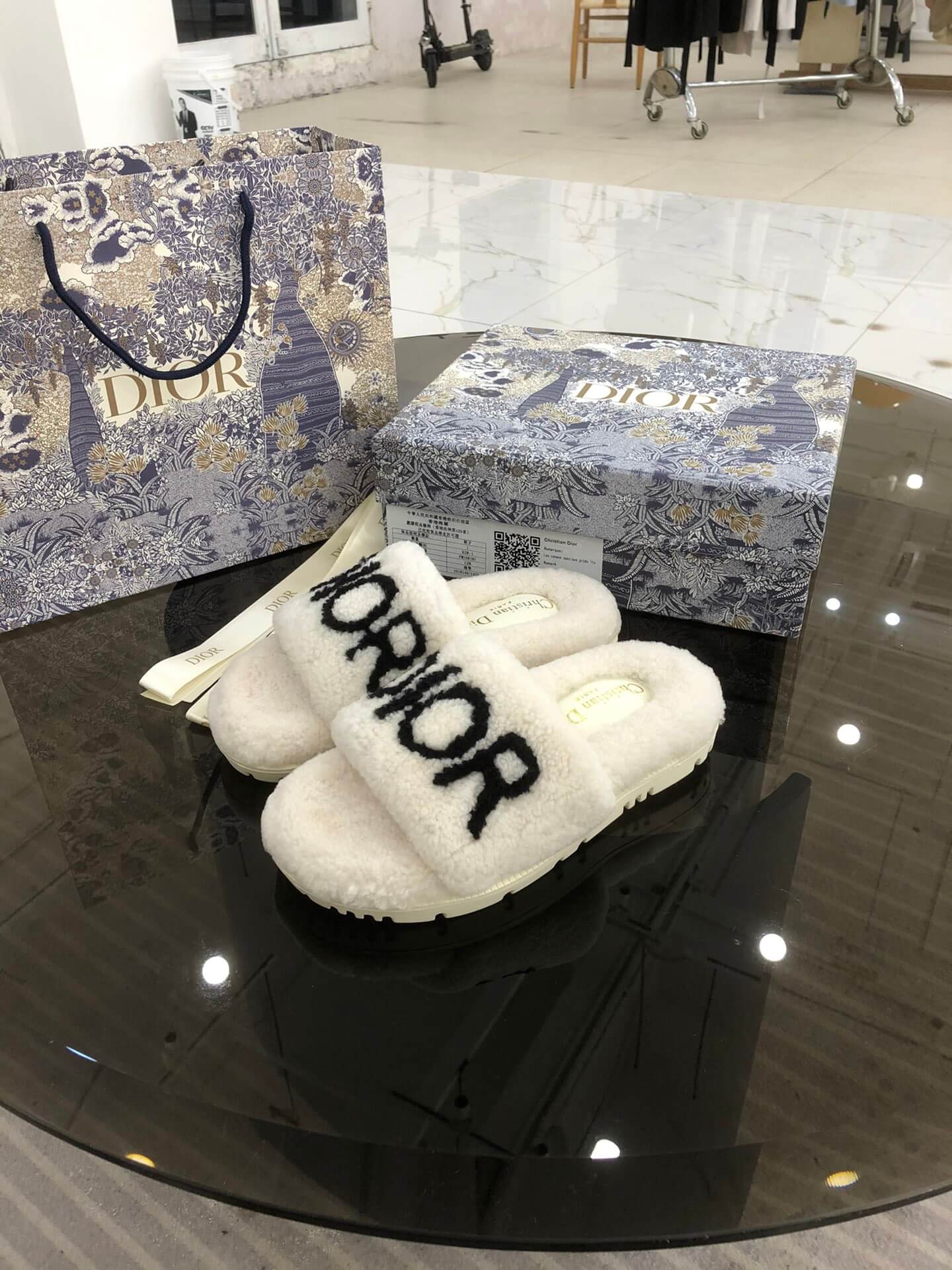 Sandale Christian Dior Dway din blană de shearling albă cu logo negru