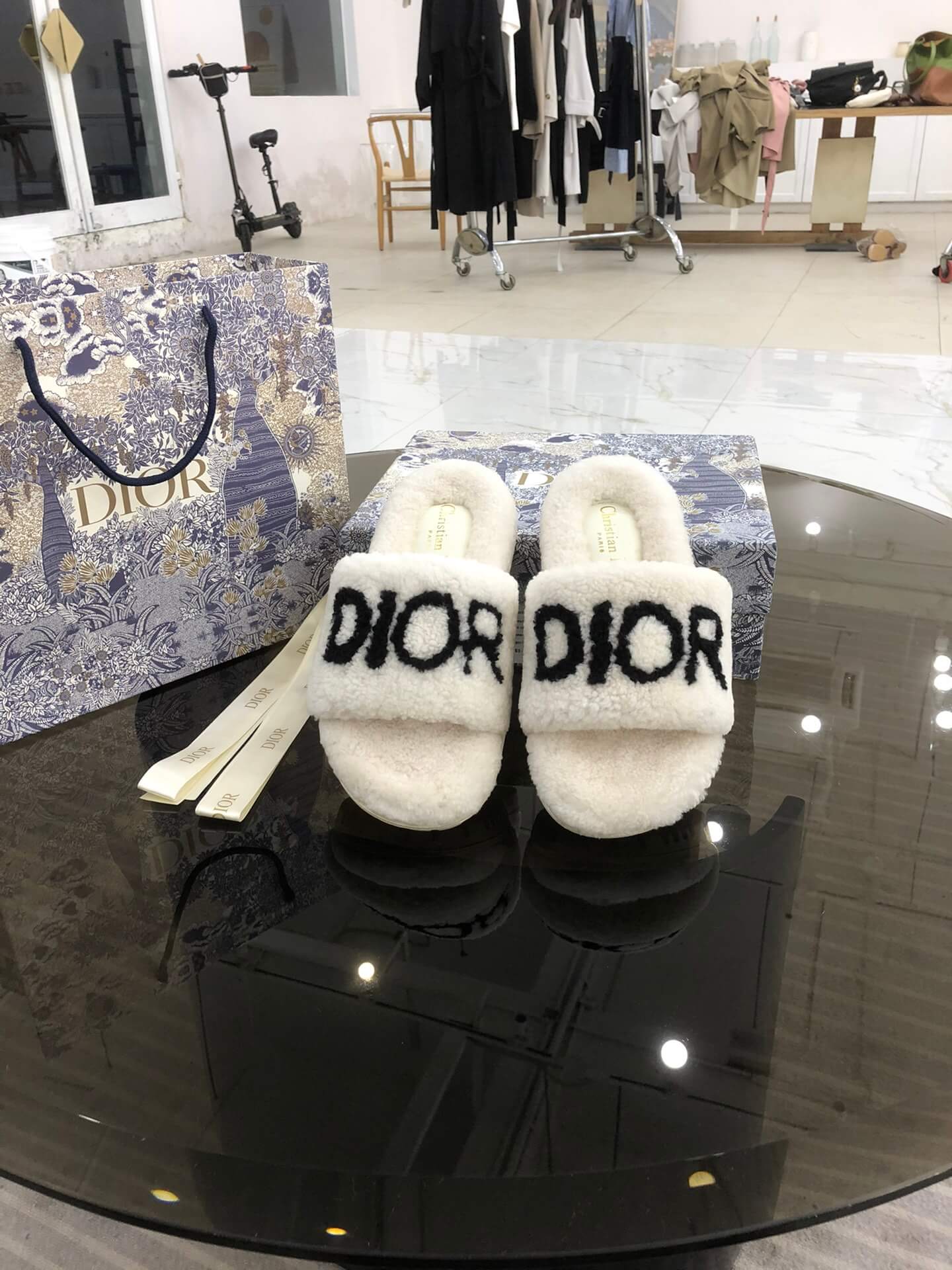 Sandale Christian Dior Dway din blană de shearling albă cu logo negru