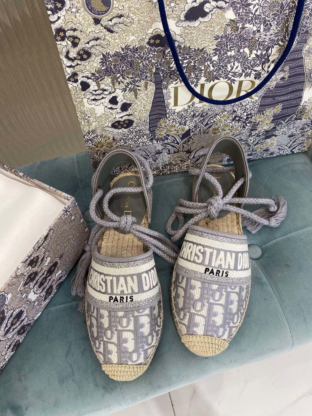 Sandalia de esparto Granville de Christian Dior, gris con estampados Dior en beige y gris