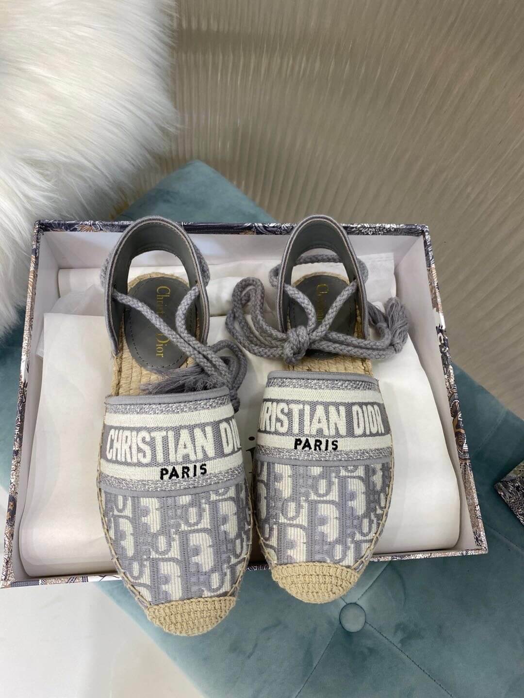 Sandalia de esparto Granville de Christian Dior, gris con estampados Dior en beige y gris