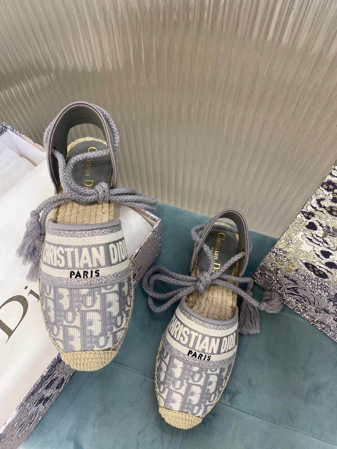 Sandalia de esparto Granville de Christian Dior, gris con estampados Dior en beige y gris