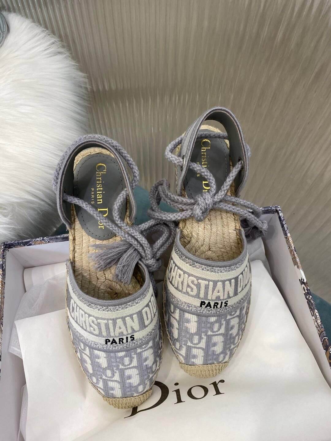 Sandalia de esparto Granville de Christian Dior, gris con estampados Dior en beige y gris