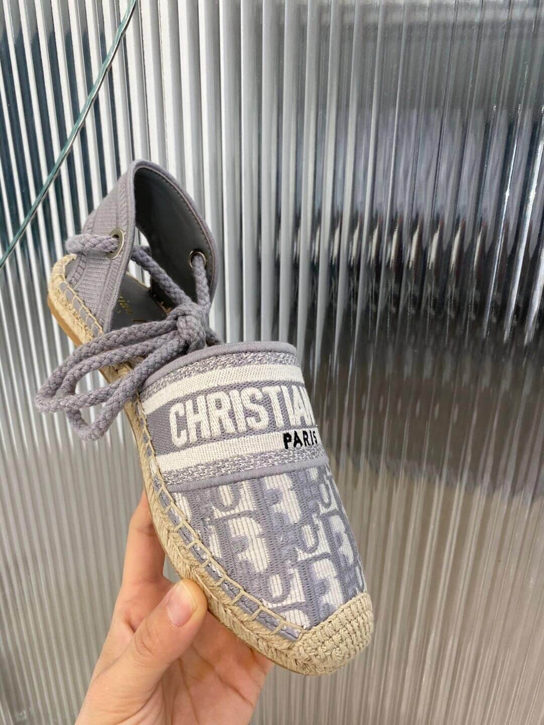 Sandalia de esparto Granville de Christian Dior, gris con estampados Dior en beige y gris