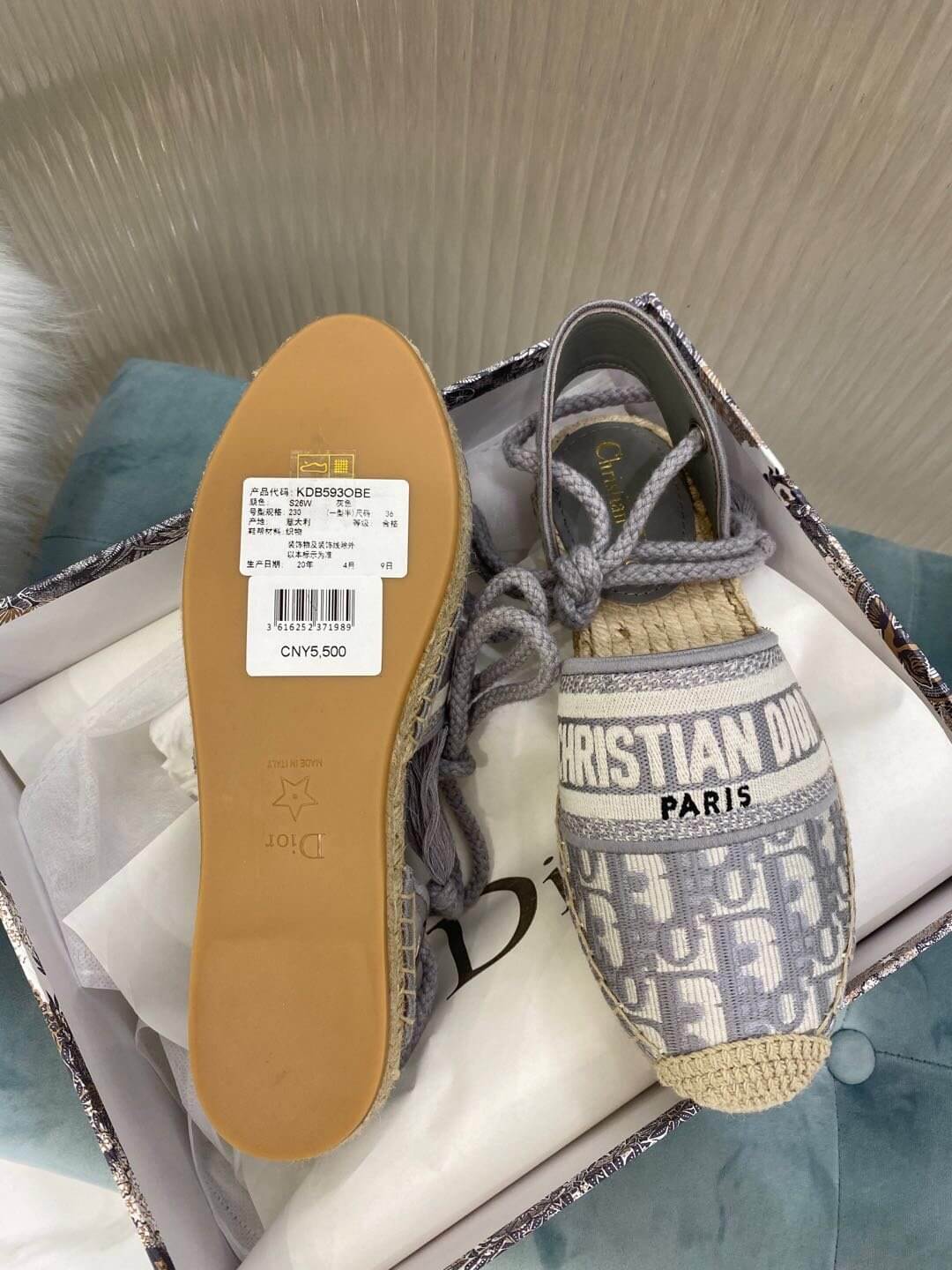 Sandalia de esparto Granville de Christian Dior, gris con estampados Dior en beige y gris