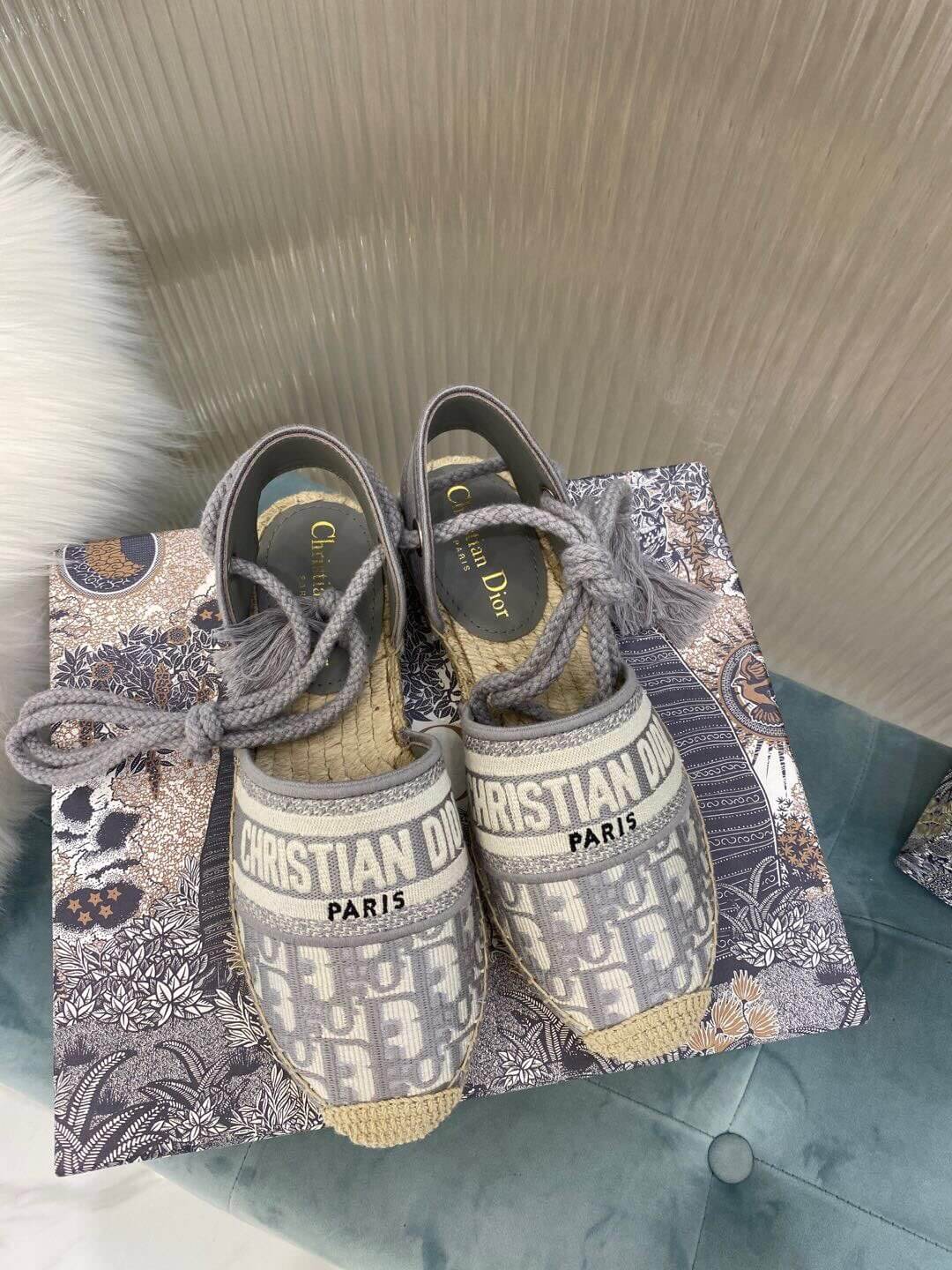 Sandalia de esparto Granville de Christian Dior, gris con estampados Dior en beige y gris