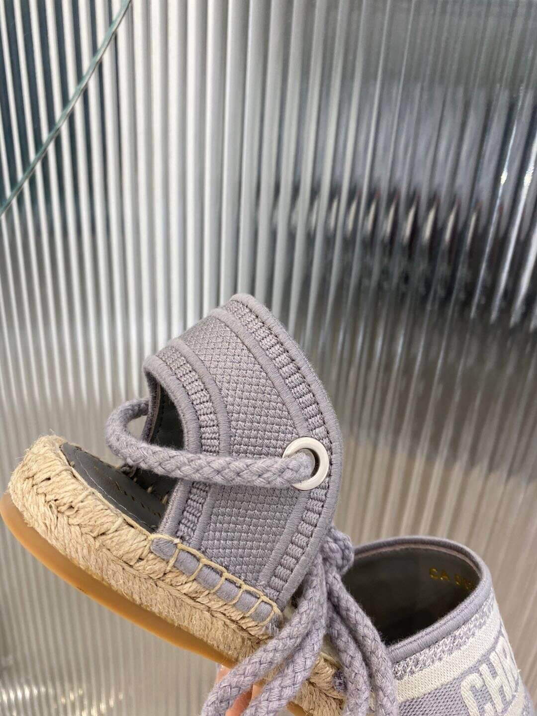 Sandalia de esparto Granville de Christian Dior, gris con estampados Dior en beige y gris