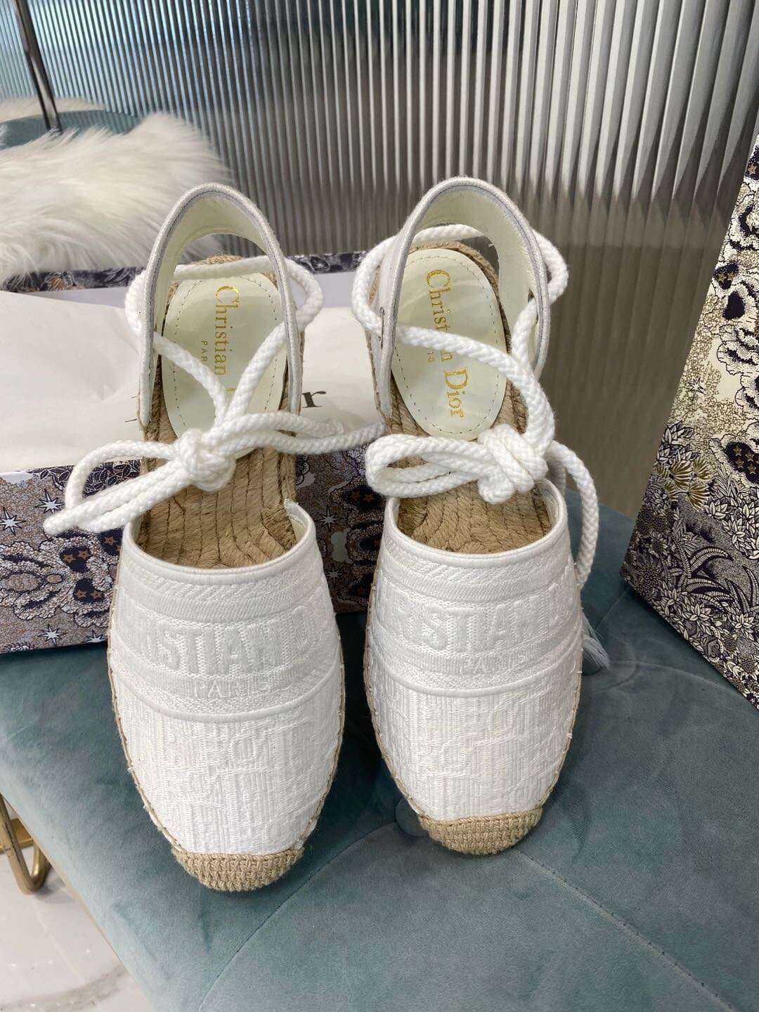 Sandalia tipo alpargata Christian Dior Granville blanca con suela beige