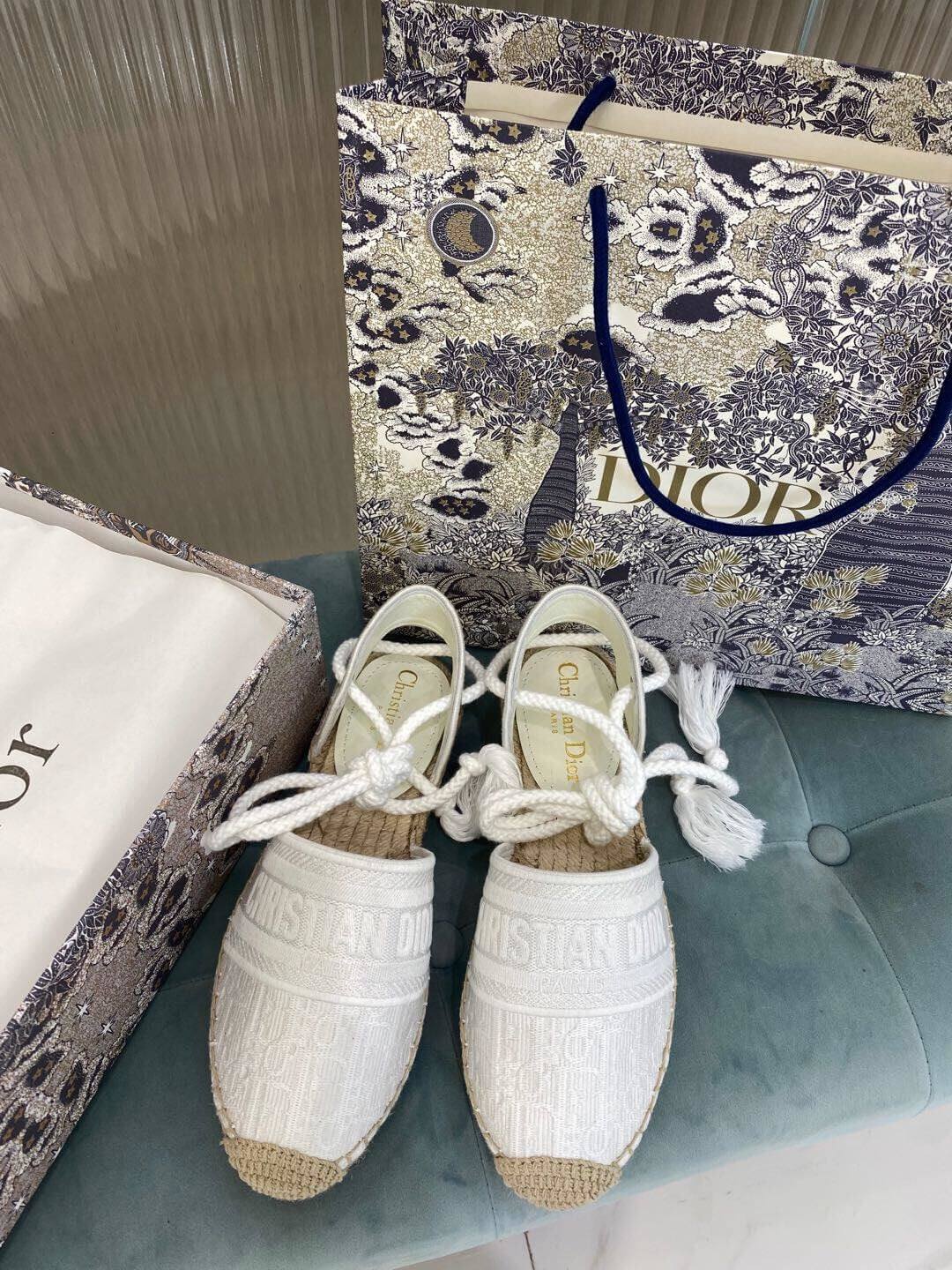 Sandalia tipo alpargata Christian Dior Granville blanca con suela beige