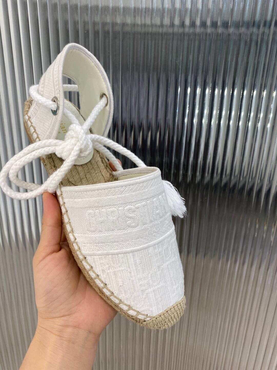 Sandalia tipo alpargata Christian Dior Granville blanca con suela beige