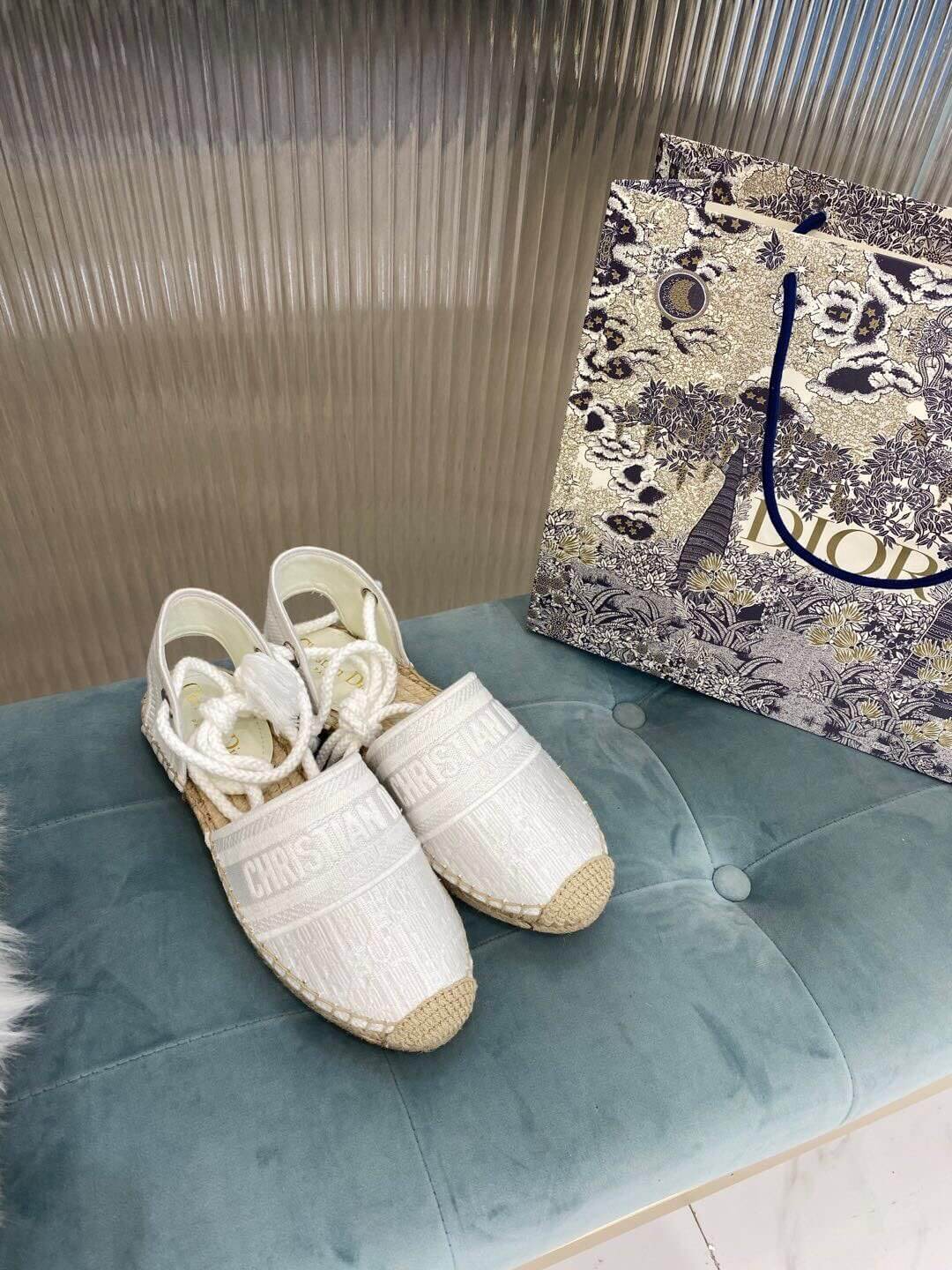 Sandalia tipo alpargata Christian Dior Granville blanca con suela beige