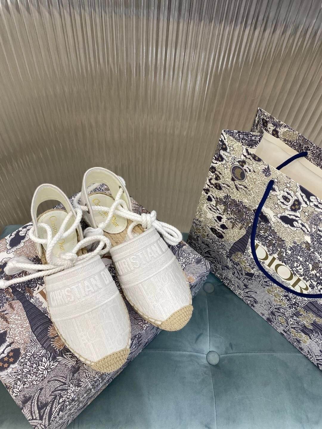 Sandalia tipo alpargata Christian Dior Granville blanca con suela beige