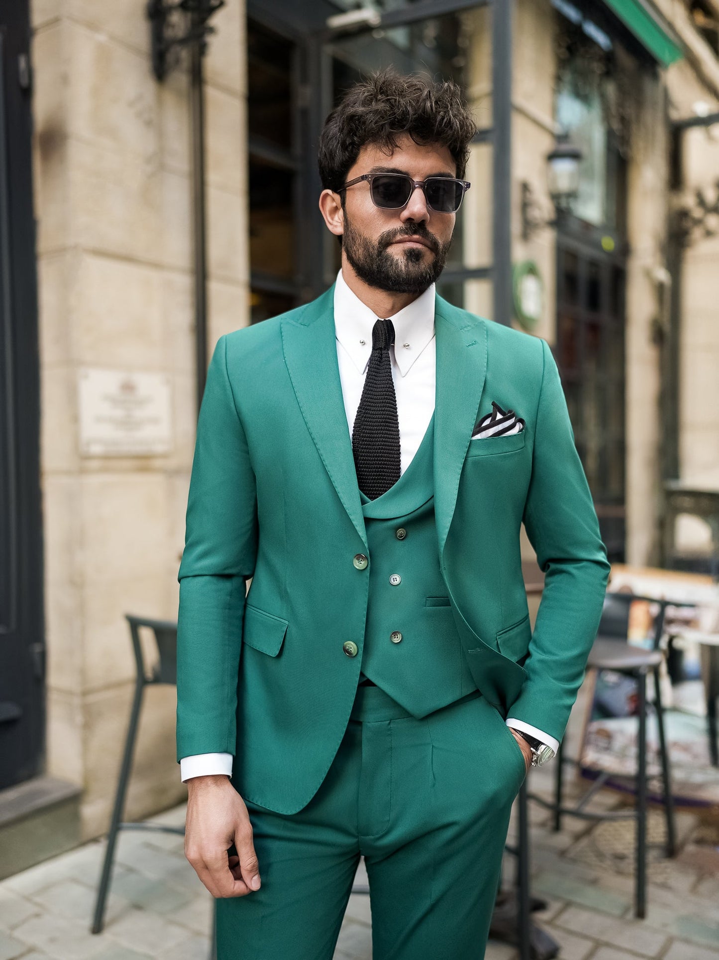 Men’s green modern-fit 3-piece suit with peak lapel blazer, matching vest and trousers, featuring a double vent design and tailored silhouette for formal and stylish occasions.