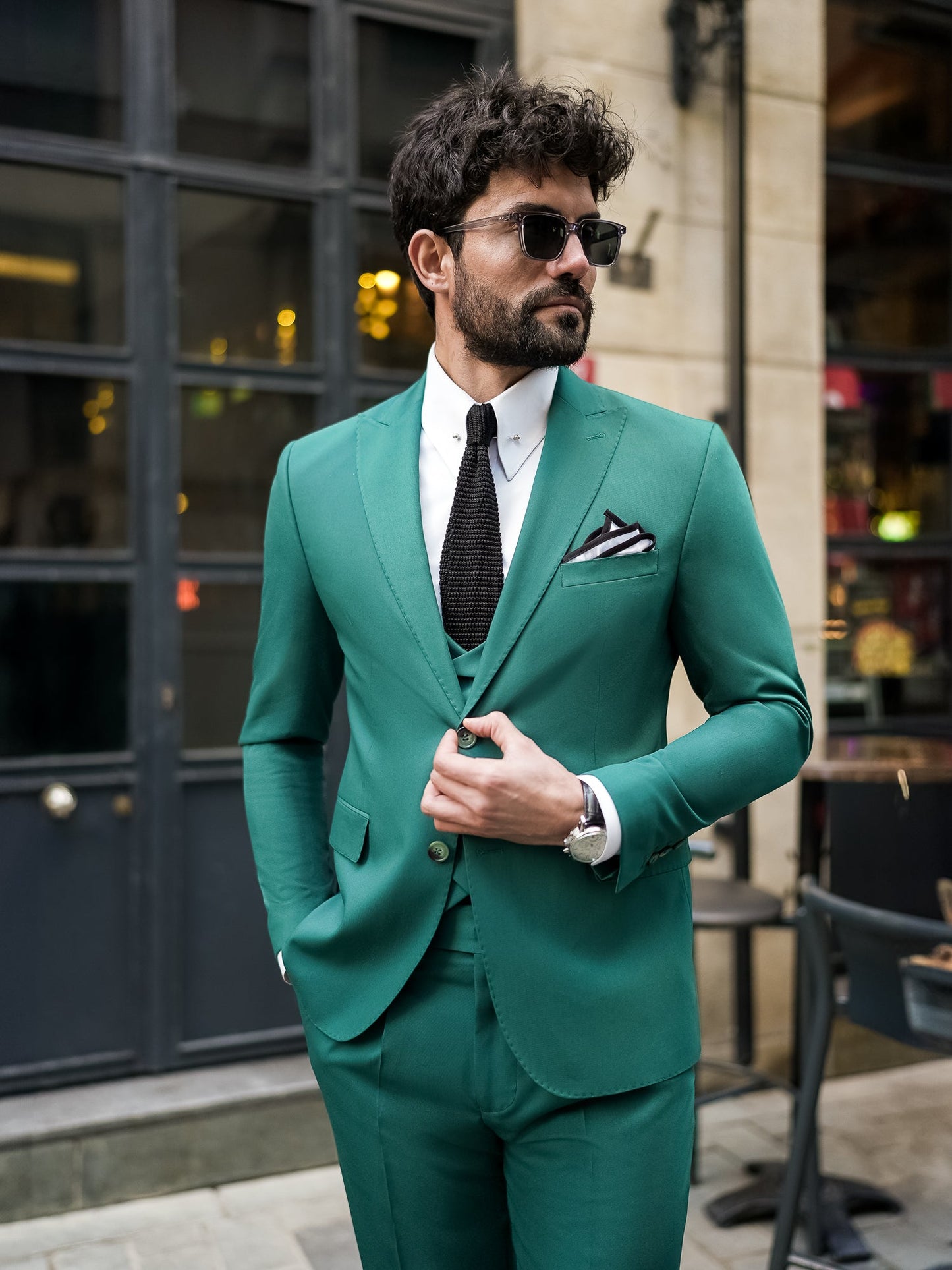 Men’s green modern-fit 3-piece suit with peak lapel blazer, matching vest and trousers, featuring a double vent design and tailored silhouette for formal and stylish occasions.