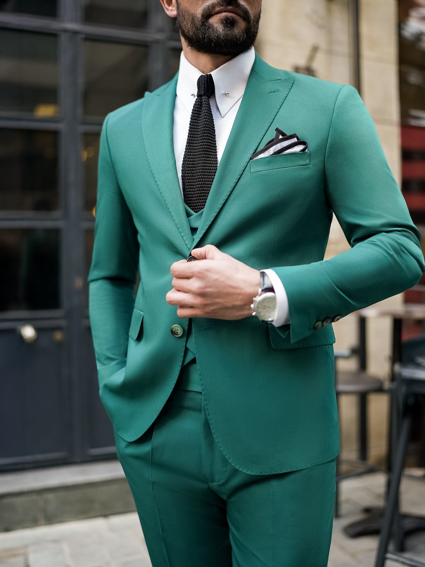 Men’s green modern-fit 3-piece suit with peak lapel blazer, matching vest and trousers, featuring a double vent design and tailored silhouette for formal and stylish occasions.