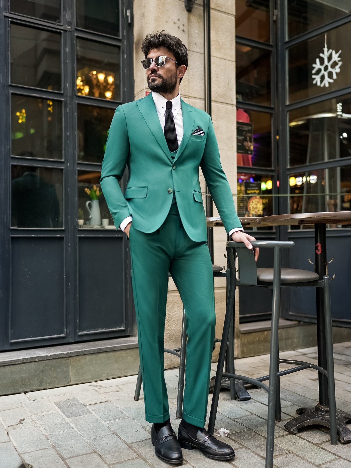 Men’s green modern-fit 3-piece suit with peak lapel blazer, matching vest and trousers, featuring a double vent design and tailored silhouette for formal and stylish occasions.