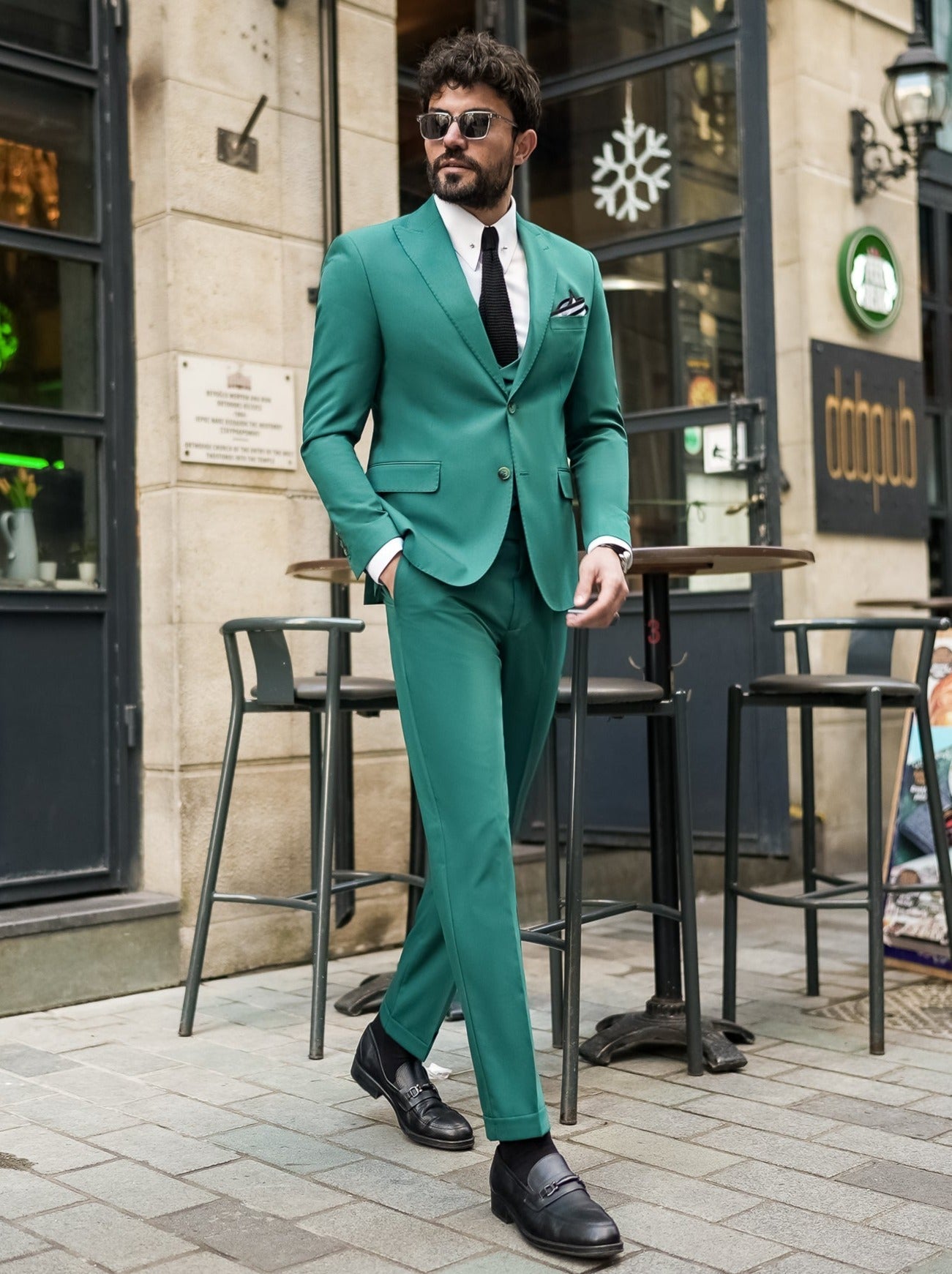 Men’s green modern-fit 3-piece suit with peak lapel blazer, matching vest and trousers, featuring a double vent design and tailored silhouette for formal and stylish occasions.