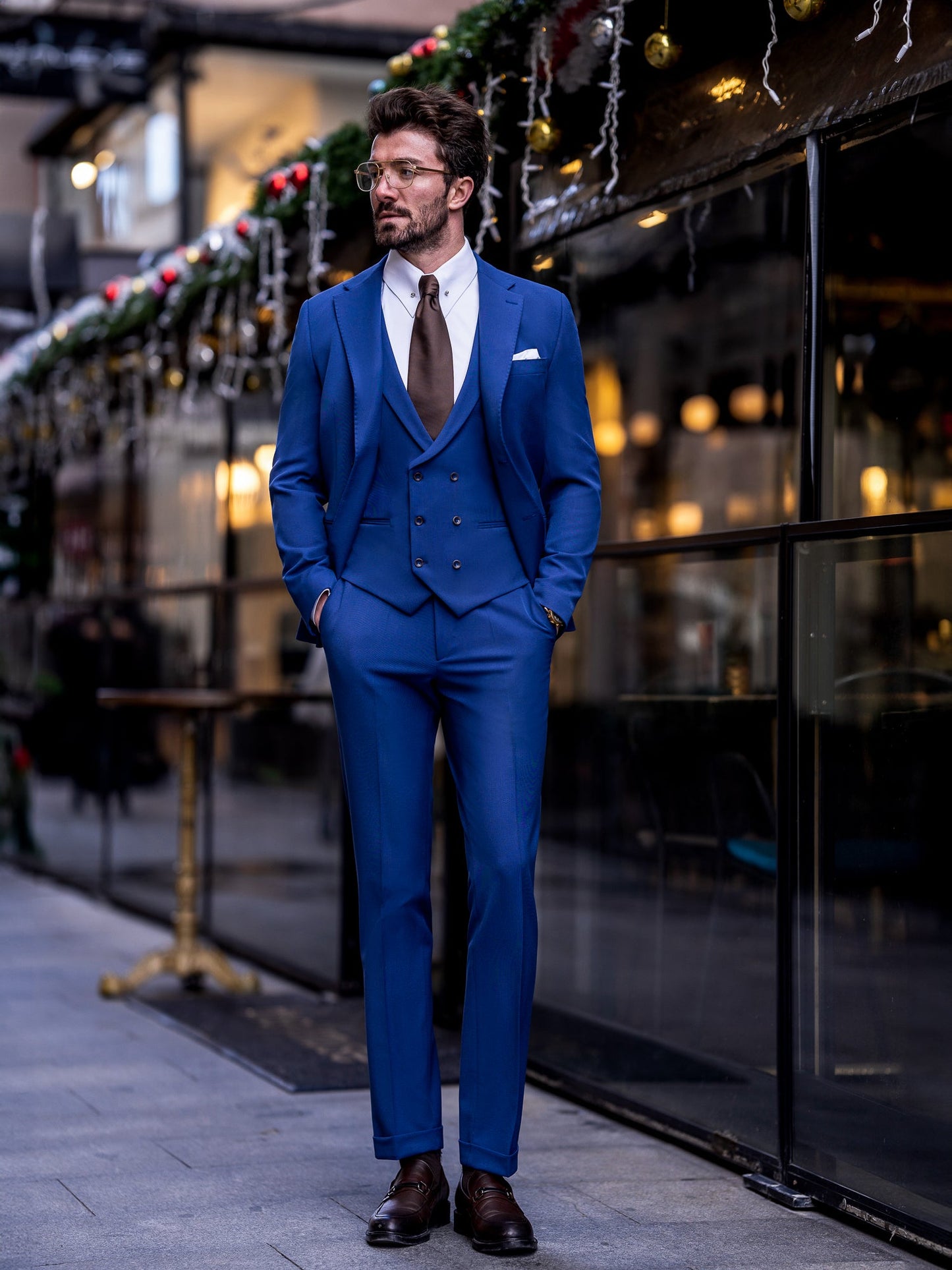 Men’s navy slim-fit 3-piece suit with peak lapel blazer, matching vest and trousers, featuring a double vent design and tailored silhouette for formal and business occasions.
