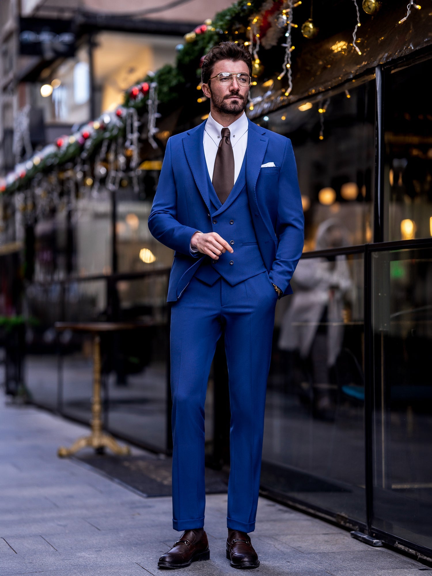 Men’s navy slim-fit 3-piece suit with peak lapel blazer, matching vest and trousers, featuring a double vent design and tailored silhouette for formal and business occasions.