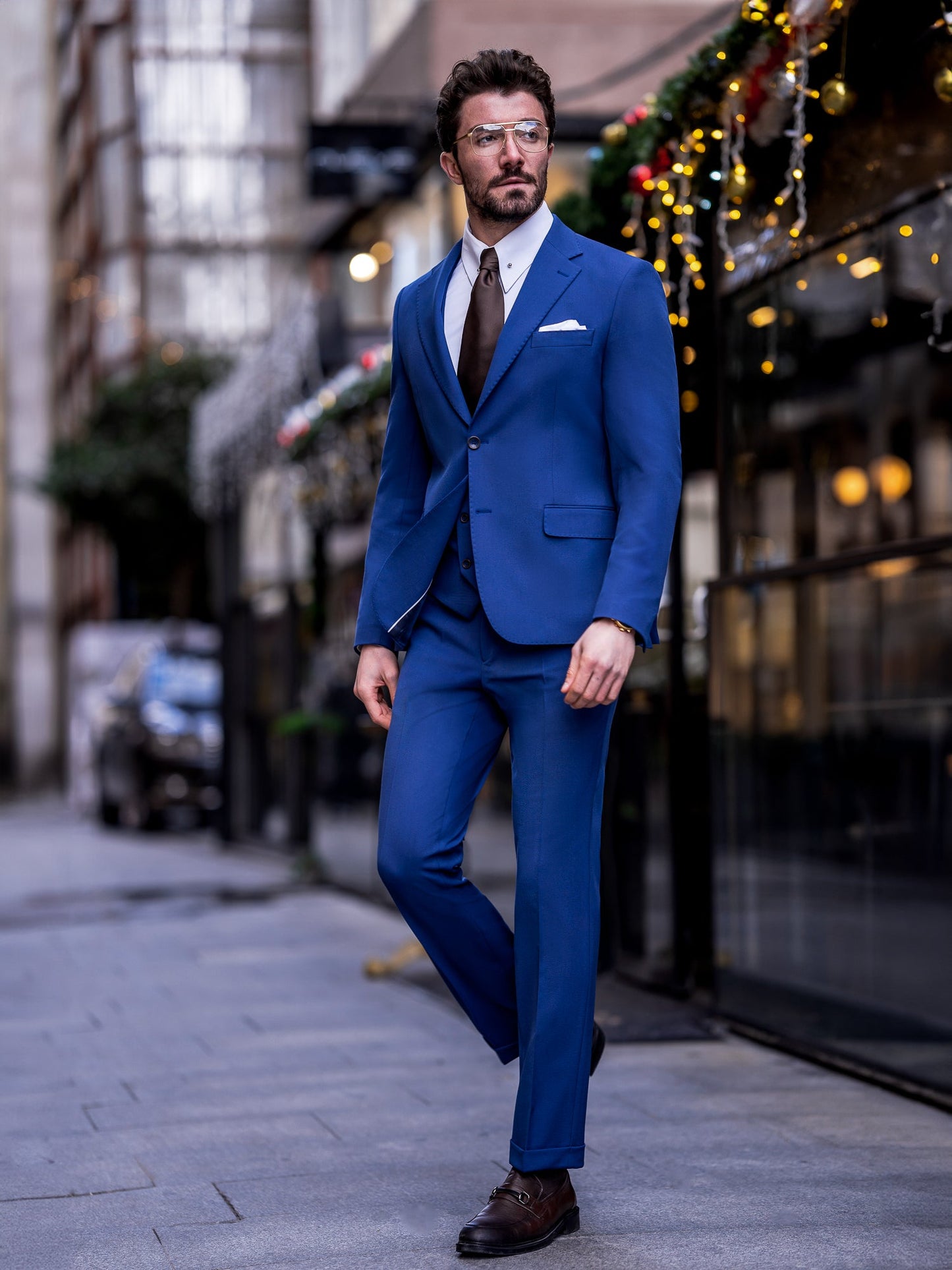 Men’s navy slim-fit 3-piece suit with peak lapel blazer, matching vest and trousers, featuring a double vent design and tailored silhouette for formal and business occasions.