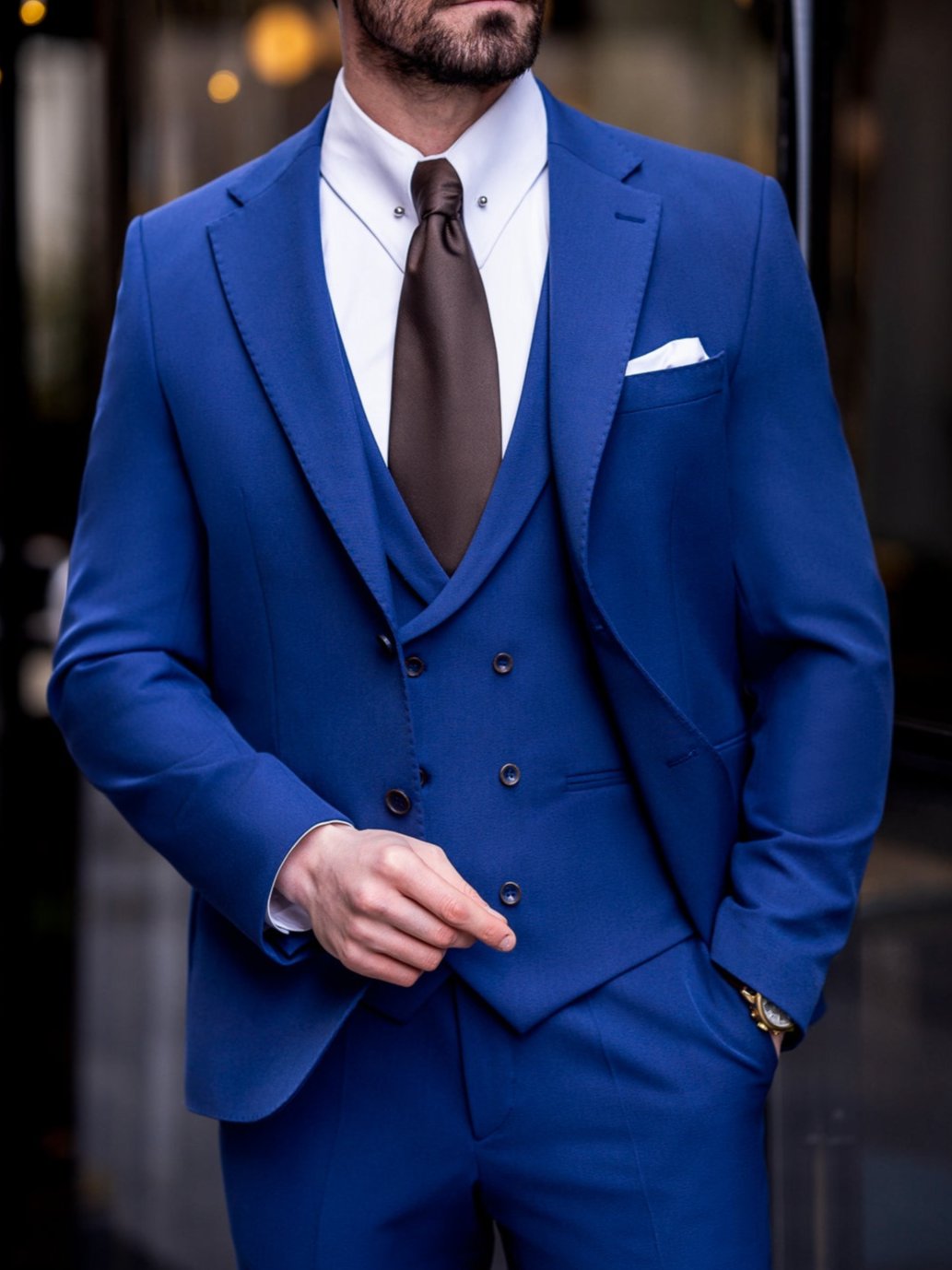 Men’s navy slim-fit 3-piece suit with peak lapel blazer, matching vest and trousers, featuring a double vent design and tailored silhouette for formal and business occasions.