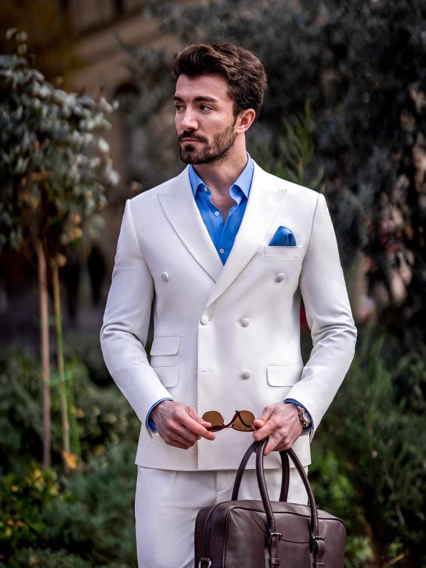 Men’s white slim-fit double-breasted suit with peak lapel blazer and tailored trousers, featuring a six-button design, double vents, and a modern structured silhouette for formal occasions.