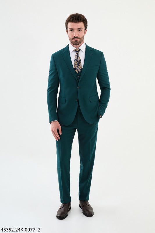 Detail of the vest and blazer on the HolloMen Olbia emerald green suit