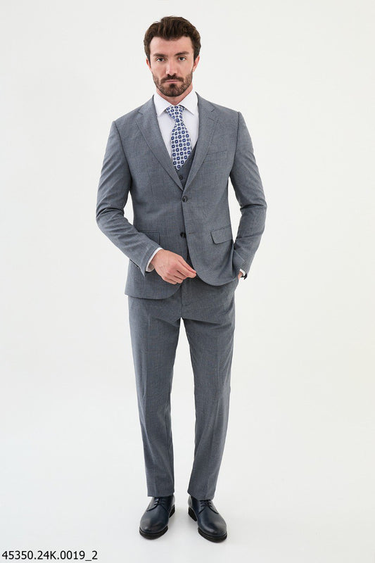 Side view of the HolloMen Modica light gray checkered suit with matching vest
