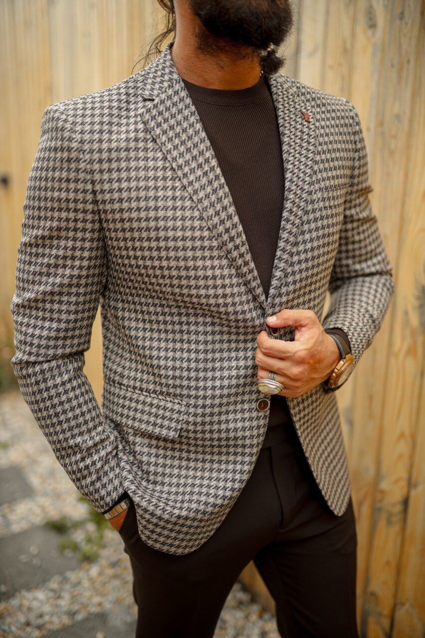 Full-body view of men’s houndstooth brown suit with blazer and trousers, styled for fall-winter fashion
