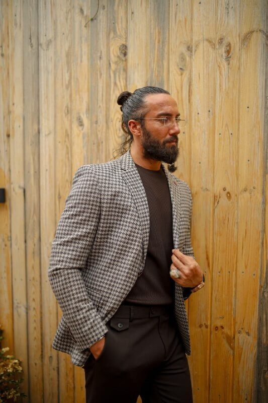 Full-body view of men’s houndstooth brown suit with blazer and trousers, styled for fall-winter fashion