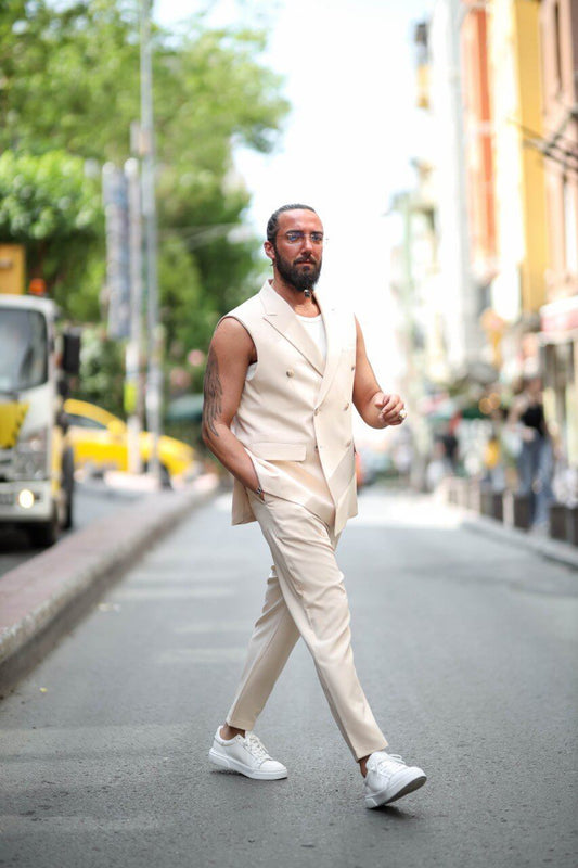 Detail of the double-breasted front on the HolloMen Calvi sand beige sleeveless suit