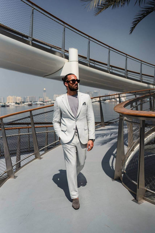 Full-length look at the HolloMen Grenoble lightweight summer suit in light gray