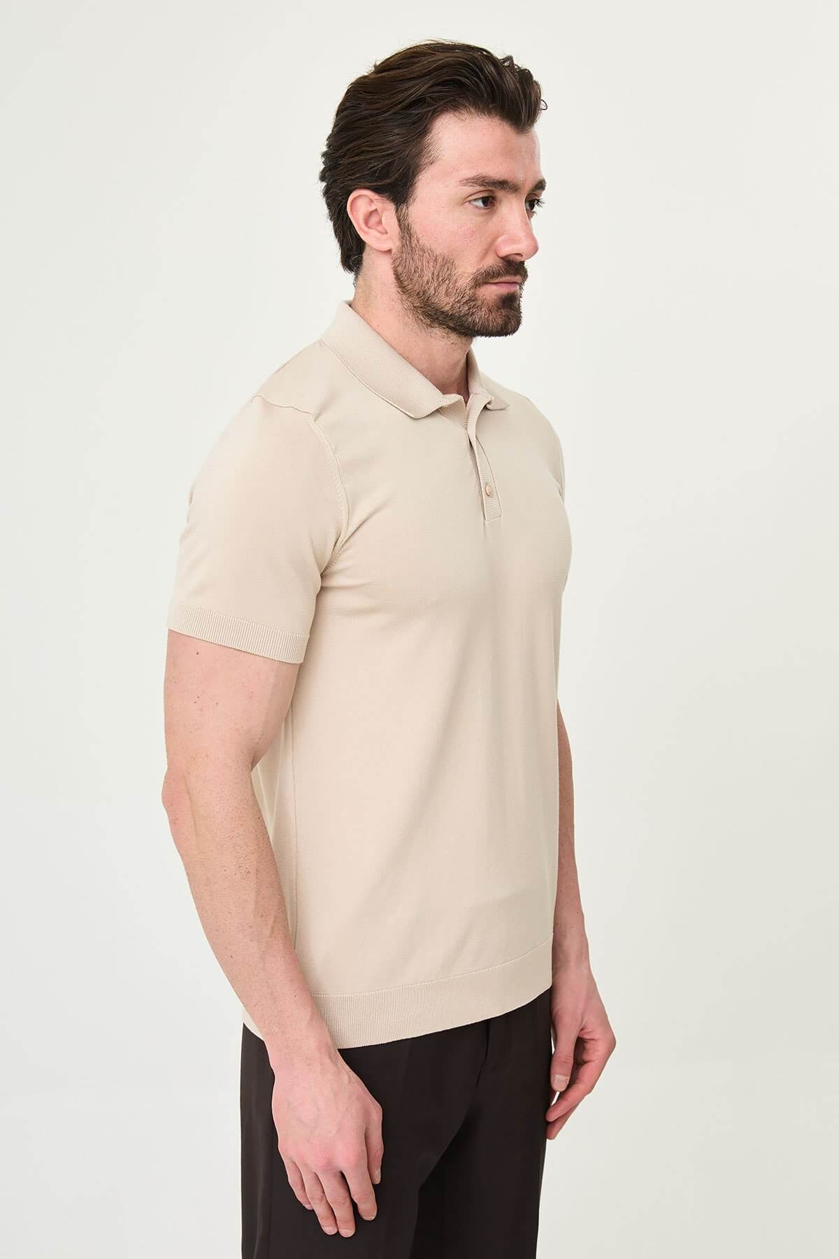 Men’s beige slim fit cotton polo shirt with short sleeves, breathable stretch fabric, clean minimal versatile style