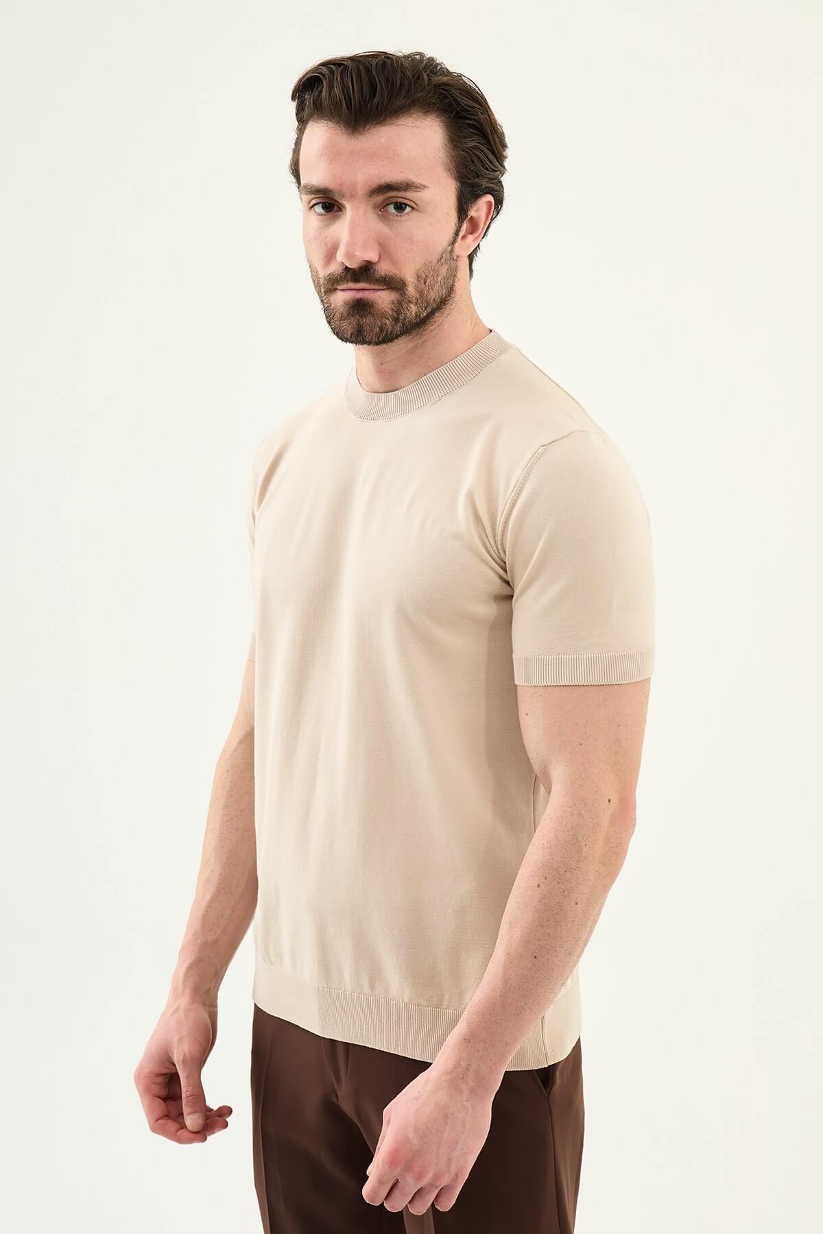Men’s beige slim fit crew neck knit t-shirt with short sleeves, cotton stretch fabric, smart casual summer outfit style