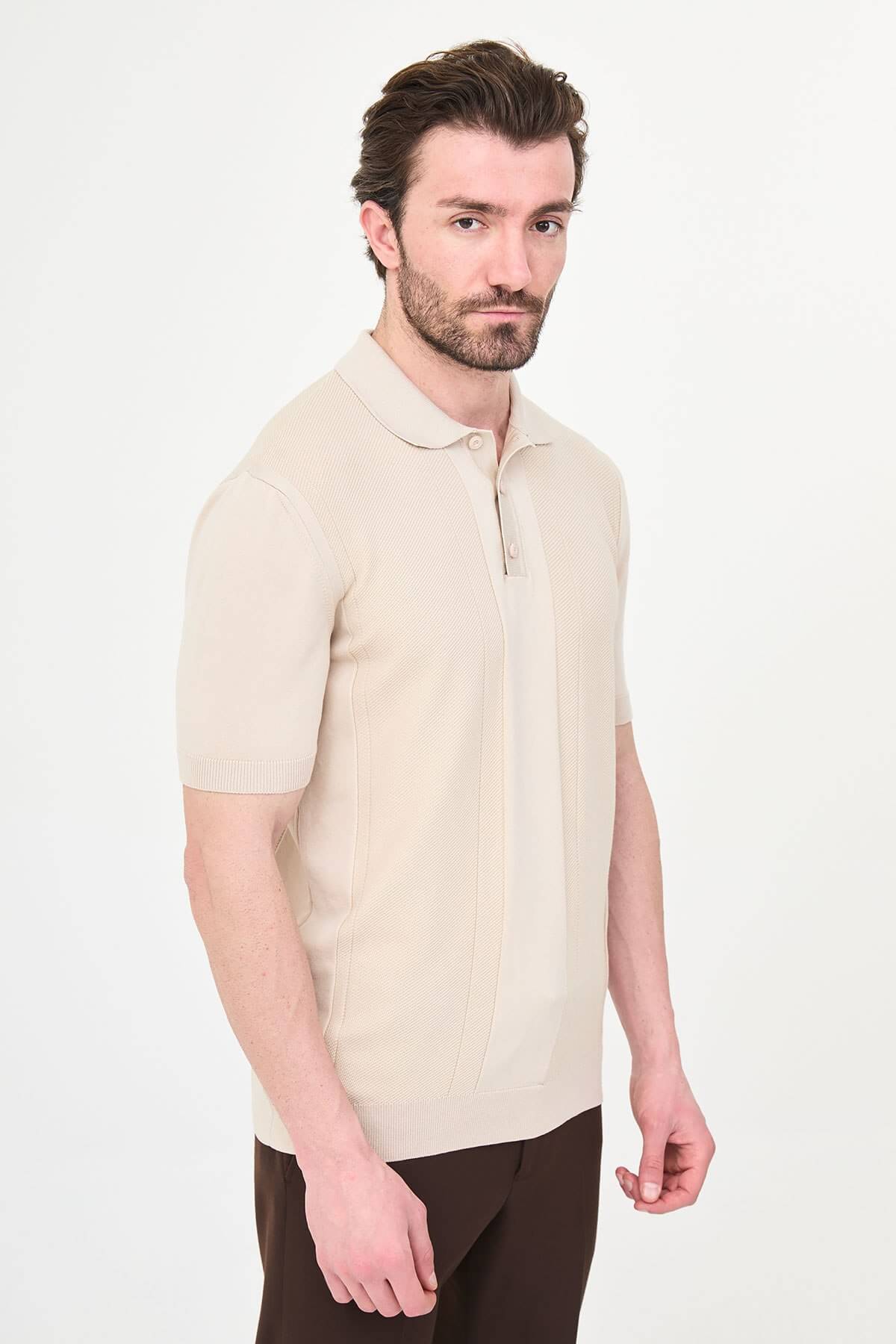 Men’s beige slim fit textured knit polo T-shirt with vertical pattern, short sleeves, classic collar, minimal elegant style