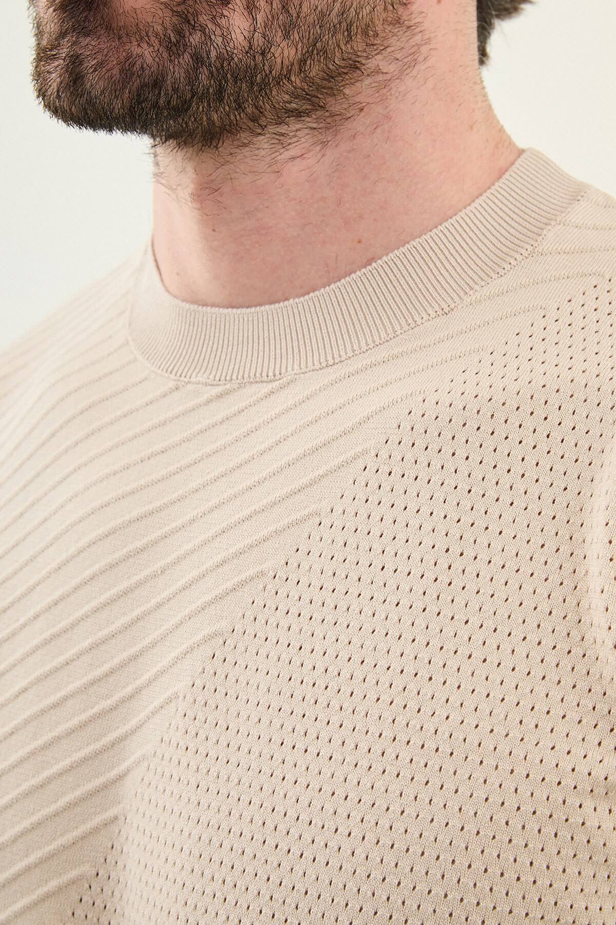 Men’s beige slim fit textured crew neck T-shirt with diagonal knit pattern, short sleeves, modern casual style