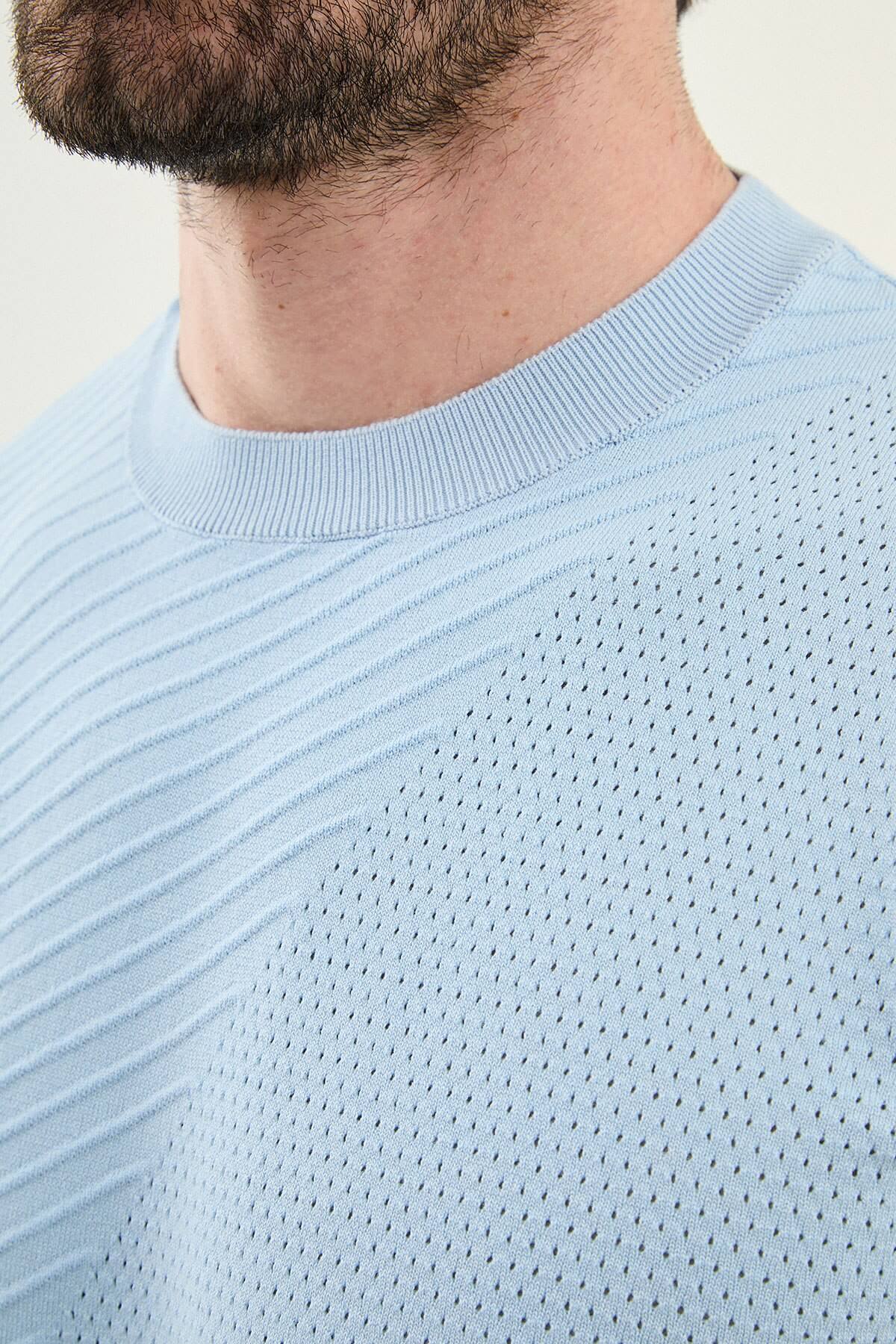 Men’s blue slim fit textured crew neck T-shirt with diagonal knit detail, short sleeves, modern casual style