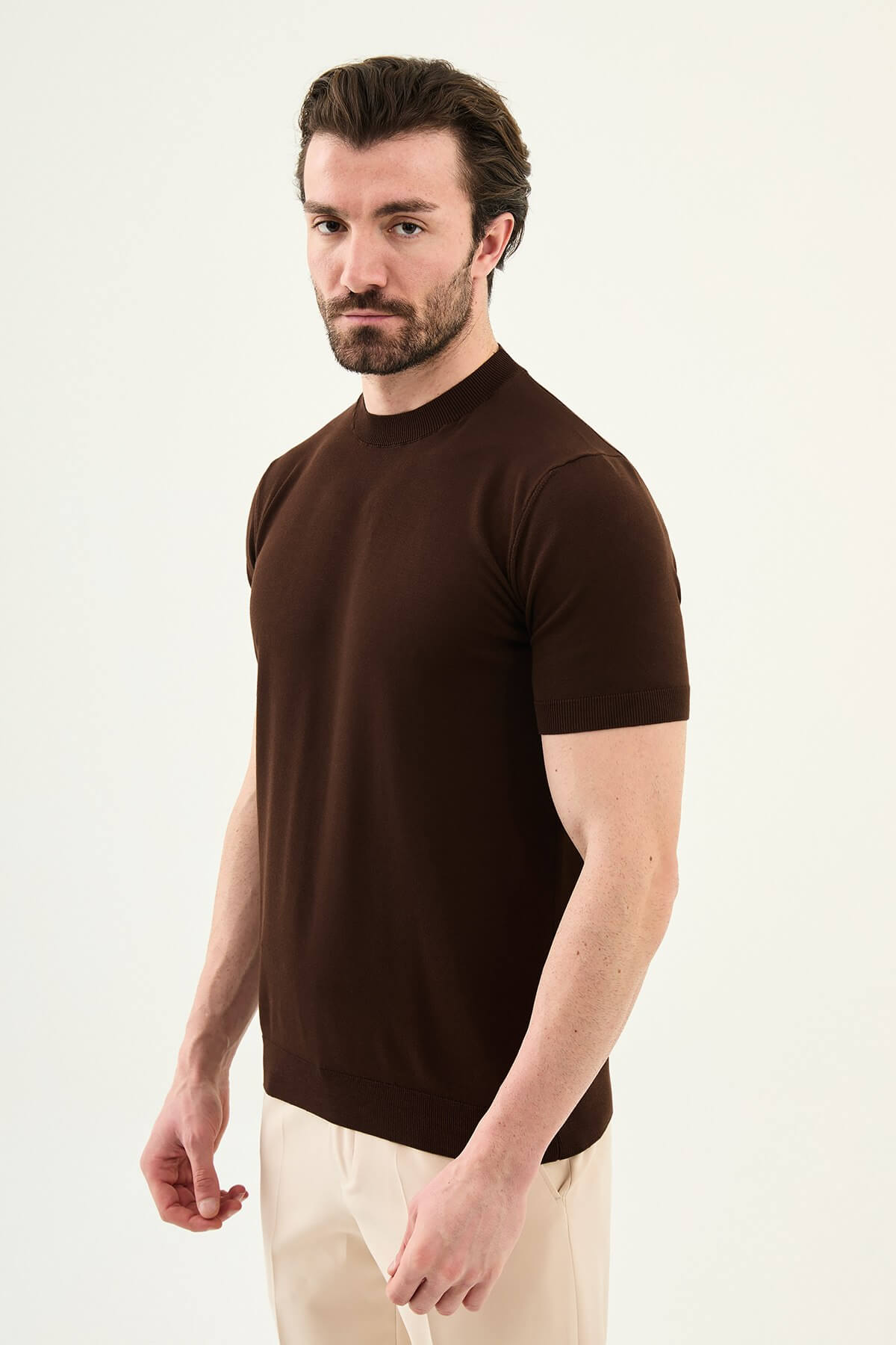 Men’s brown slim fit crew neck knit t-shirt with short sleeves, soft cotton fabric, modern smart casual summer style