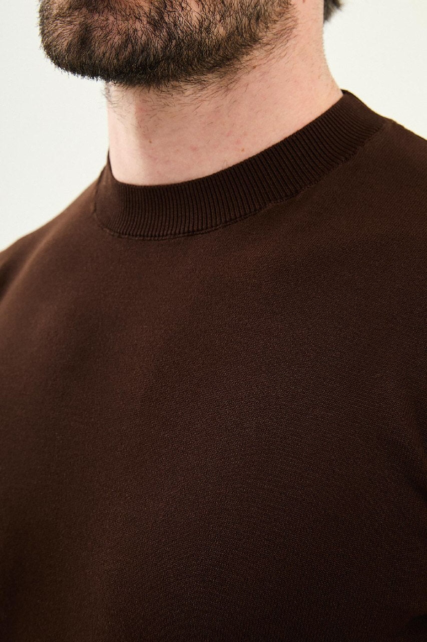 Men’s brown slim fit crew neck knit t-shirt with short sleeves, soft cotton fabric, modern smart casual summer style