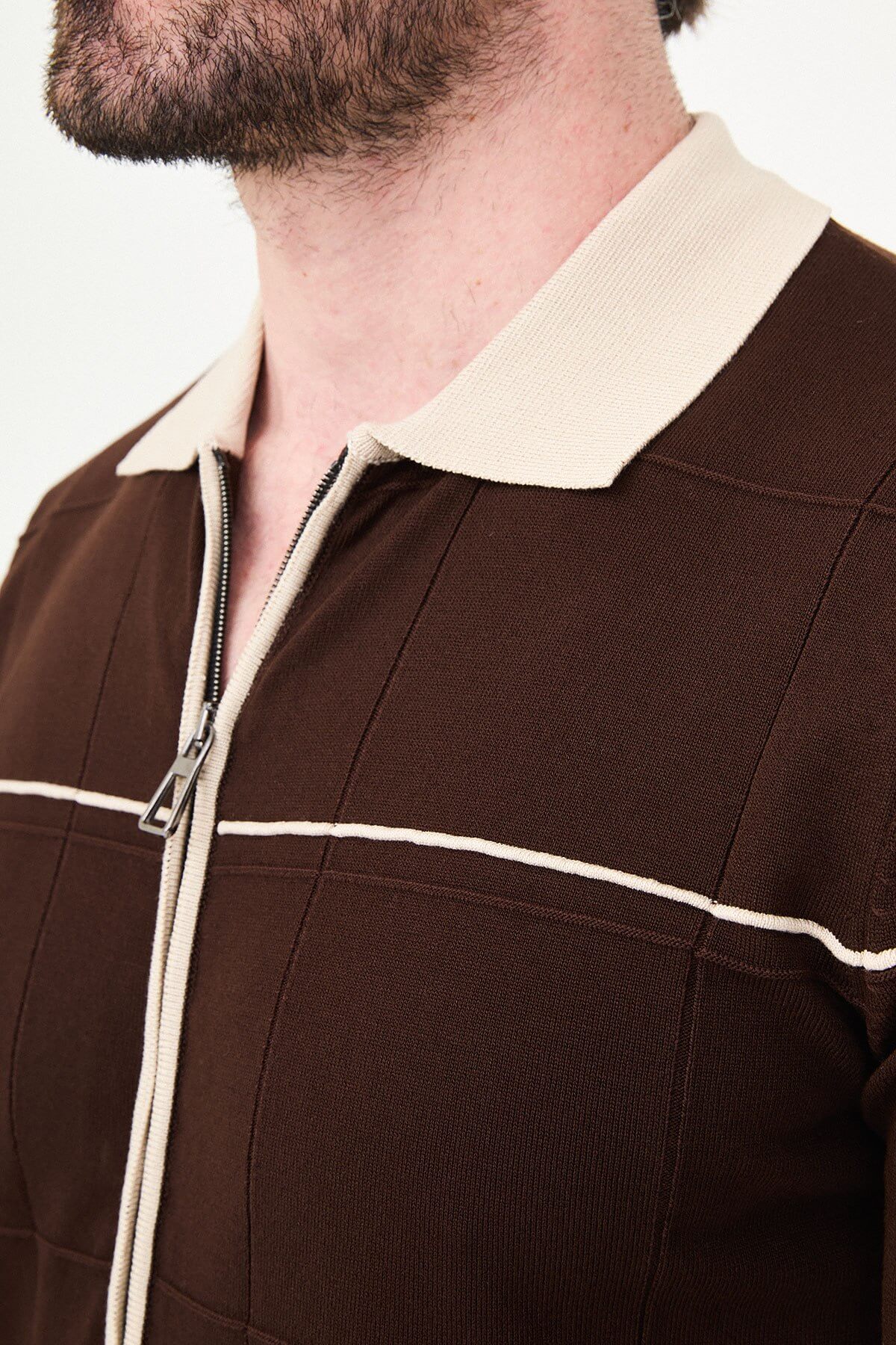 Men’s brown slim fit zip-up knit polo T-shirt with contrast collar, grid pattern, short sleeves, modern smart casual style