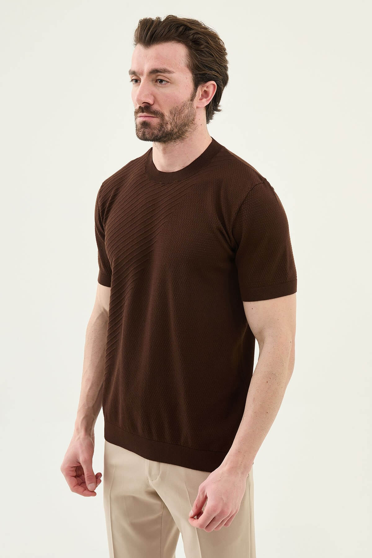 Men’s brown slim fit textured crew neck T-shirt with diagonal knit detail, short sleeves, modern casual style