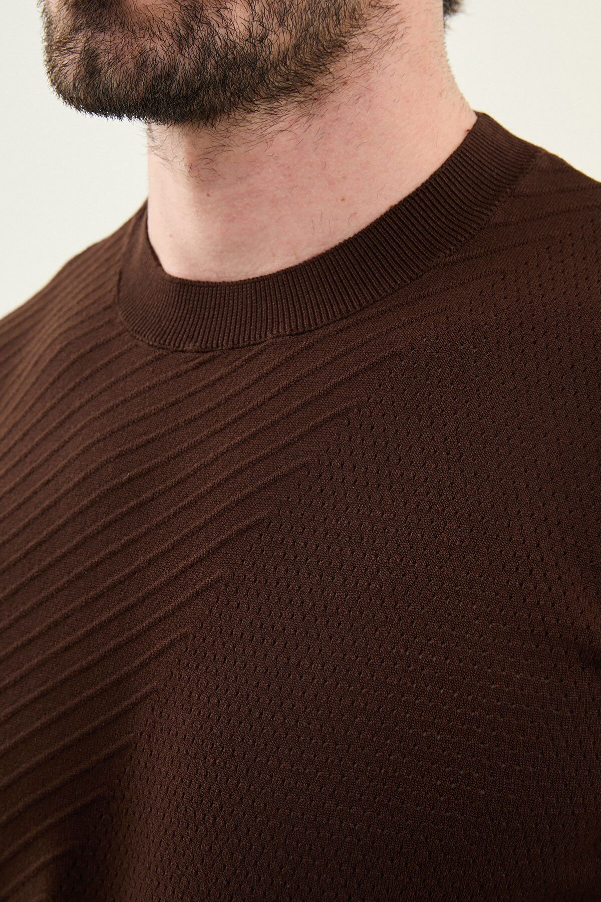 Men’s brown slim fit textured crew neck T-shirt with diagonal knit detail, short sleeves, modern casual style